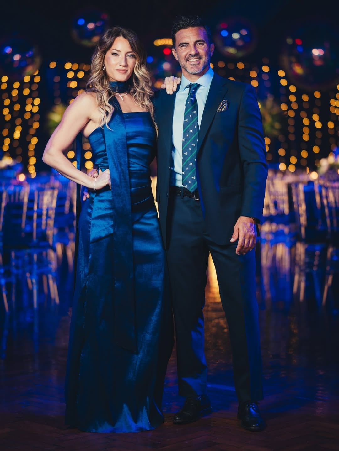 Mica eligió un vestido strapless de color azul Francia para la fiesta de 15 y Fabián apostó por un traje en el mismo tono de azul 