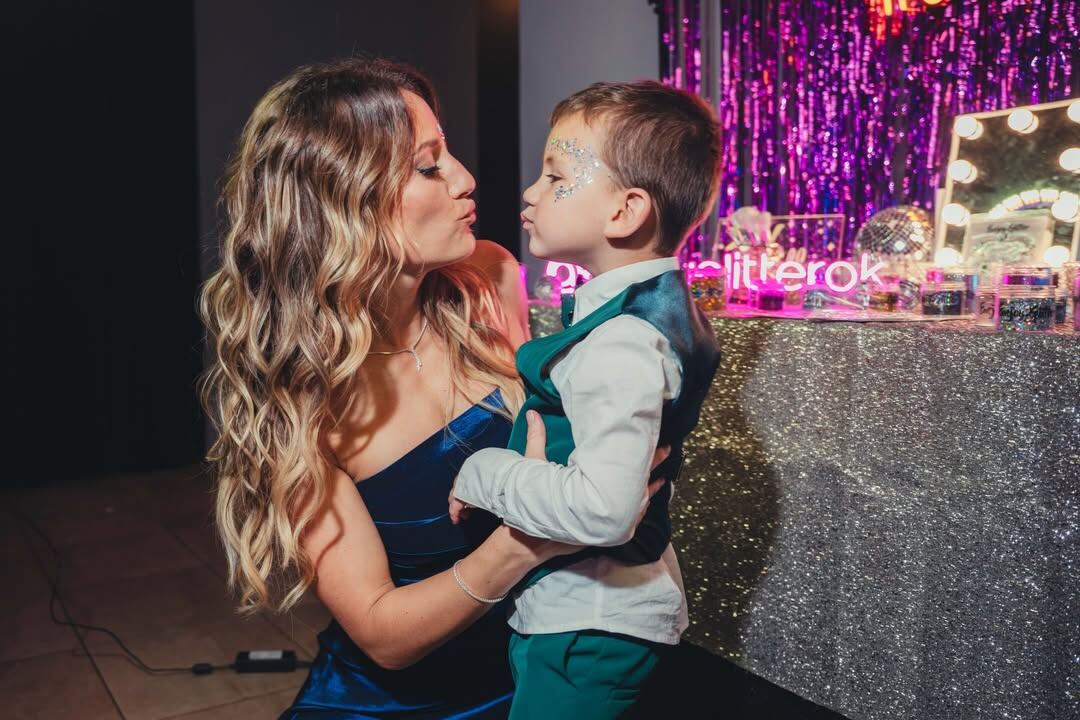 En medio de la celebración hubo un stand de glitter para todos los invitados