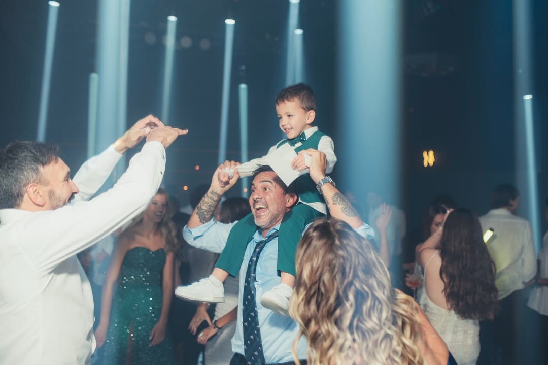 Luca, el más pequeño de la familia, gozó a pleno de la celebración en honor a su hermana 