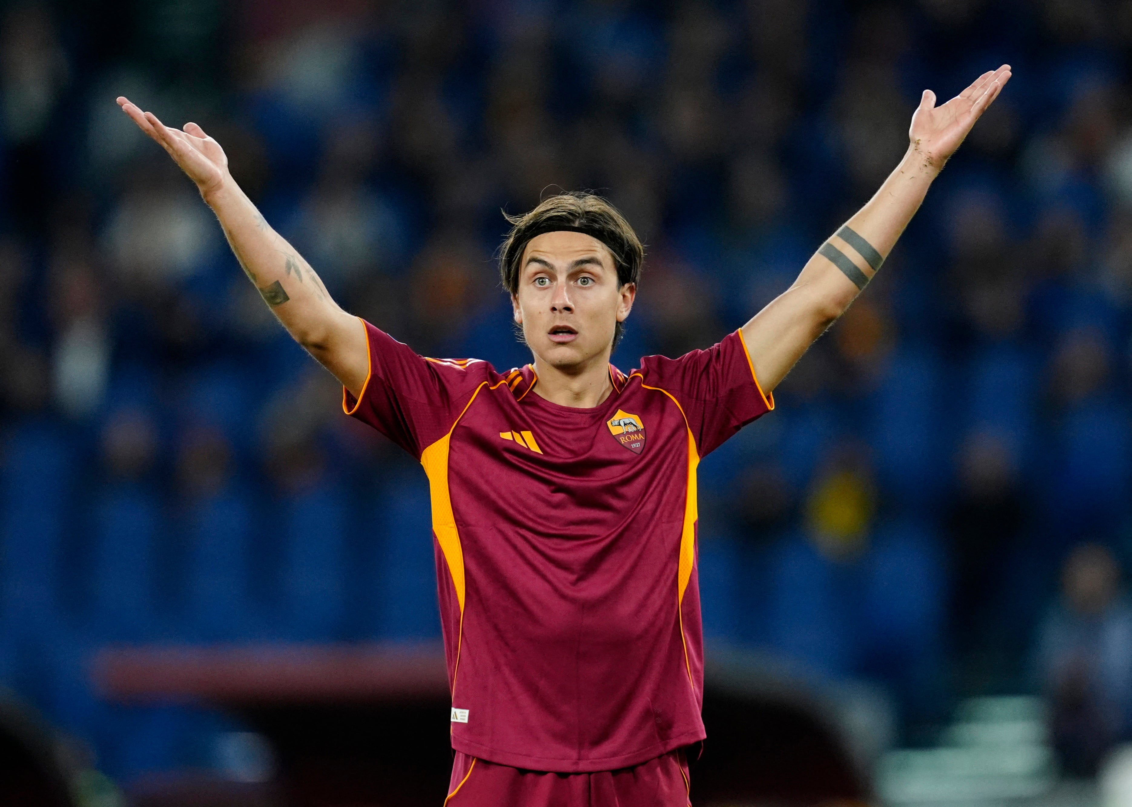 Dybala todavía no renovó su contrato con la Roma y, además de Boca, varios clubes de peso están interesados en ficharlo (REUTERS/Matteo Ciambelli)