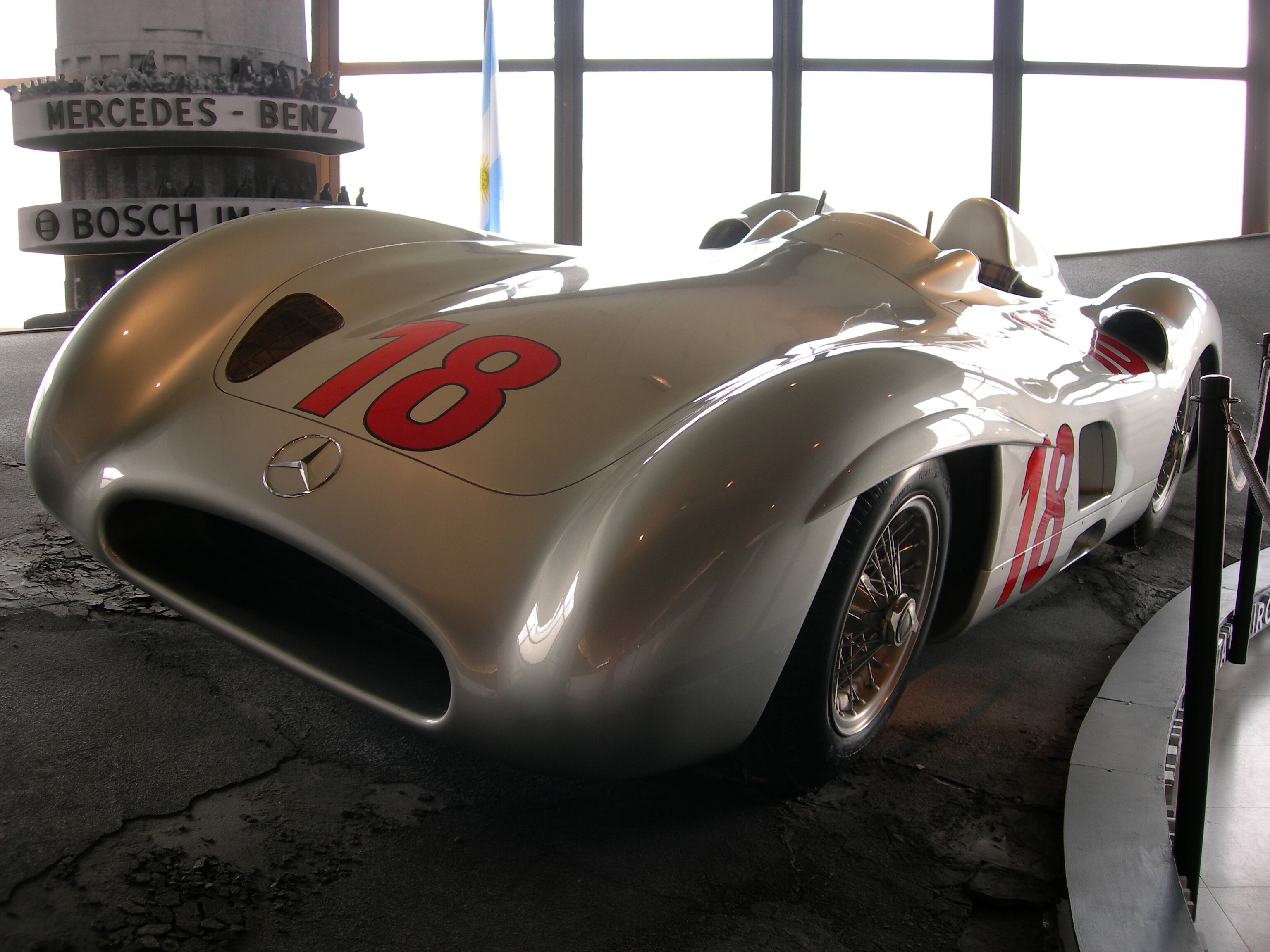 El Mercedes W 196, histórico monoplaza de Fangio, que usará Colapinto durante su exhibición (Museo Fangio).