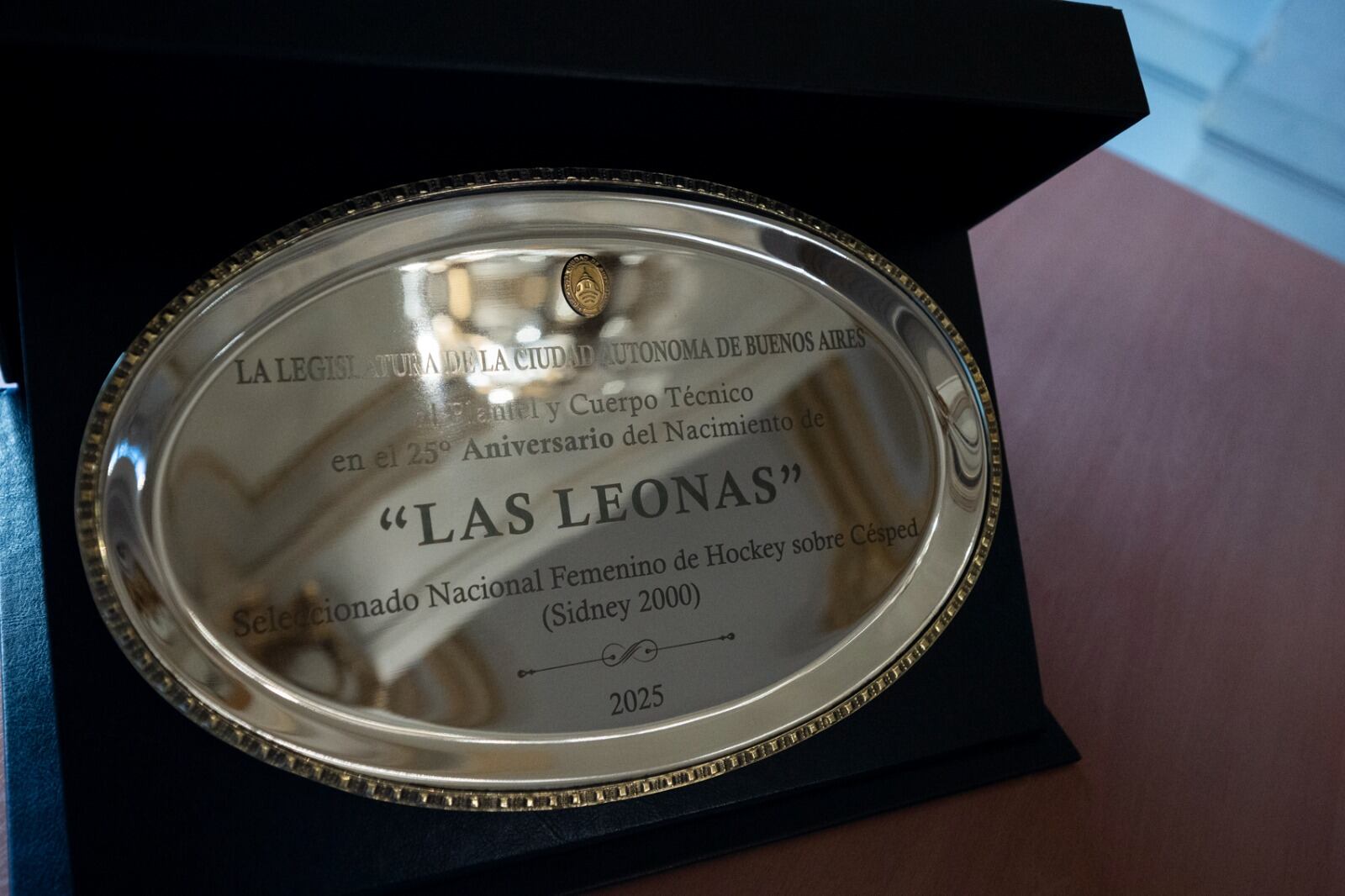 Una placa conmemorativa de plata otorgada por la Legislatura de la Ciudad Autónoma de Buenos Aires celebra el 25º aniversario del debut de Las Leonas, la Selección Nacional Femenina de Hockey sobre Césped, en Sídney 2000, proyectado para 2025.