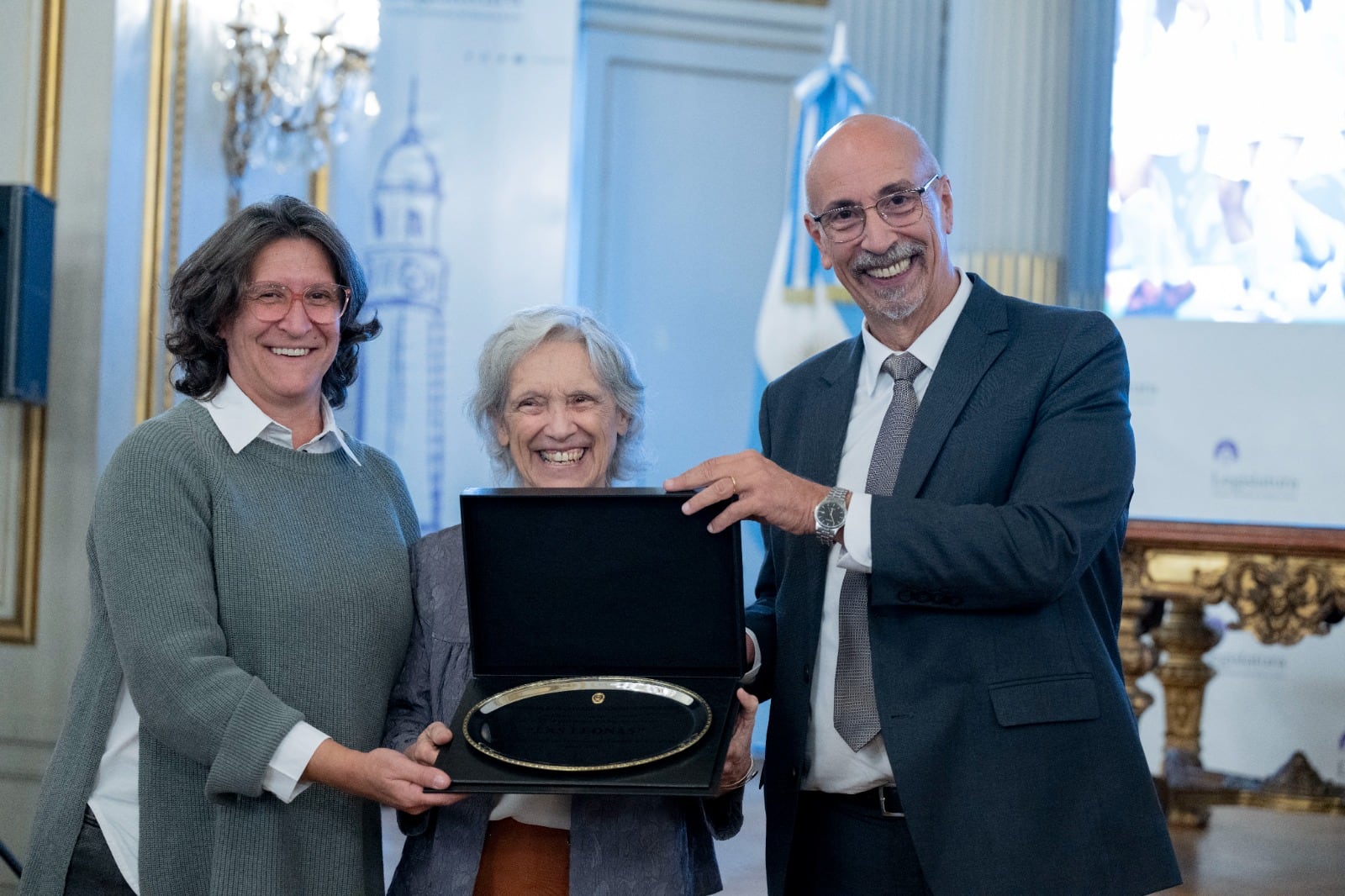 Donati entrega una bandera conmemorativa