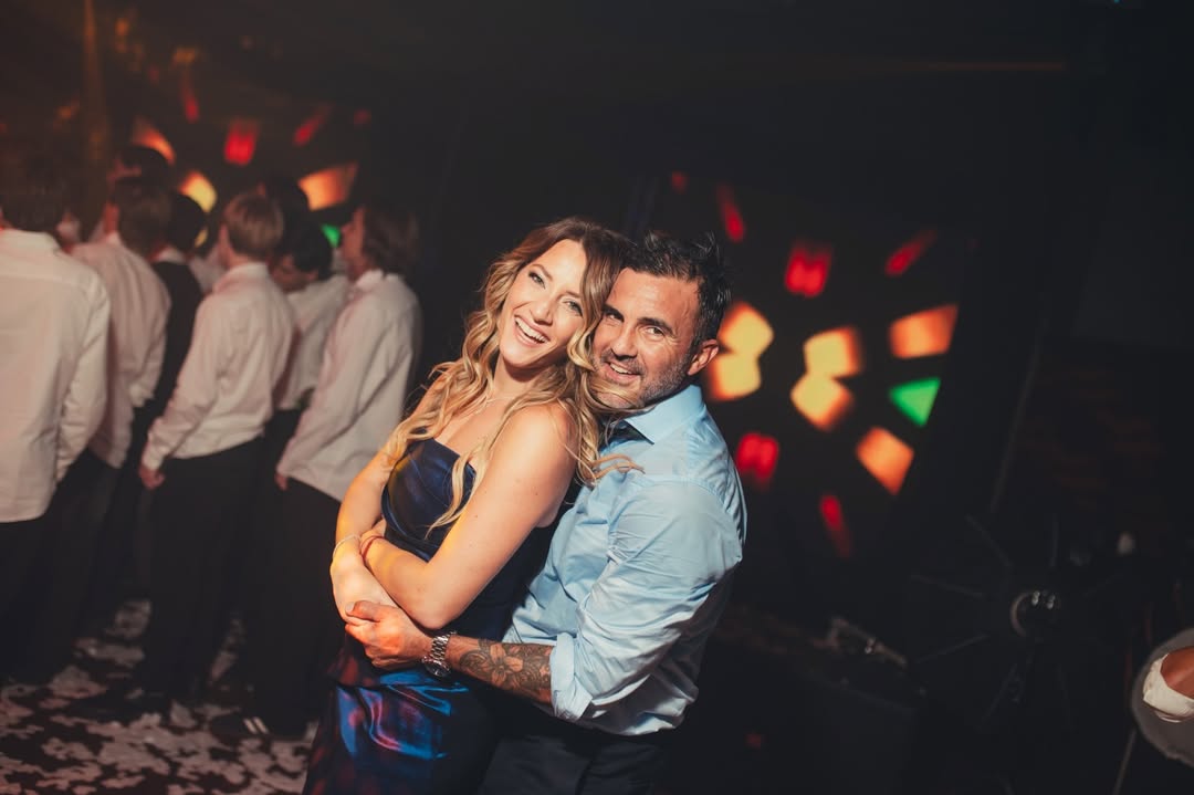 En pleno baile Mica y Fabián en el festejo de Allegra Cubero 