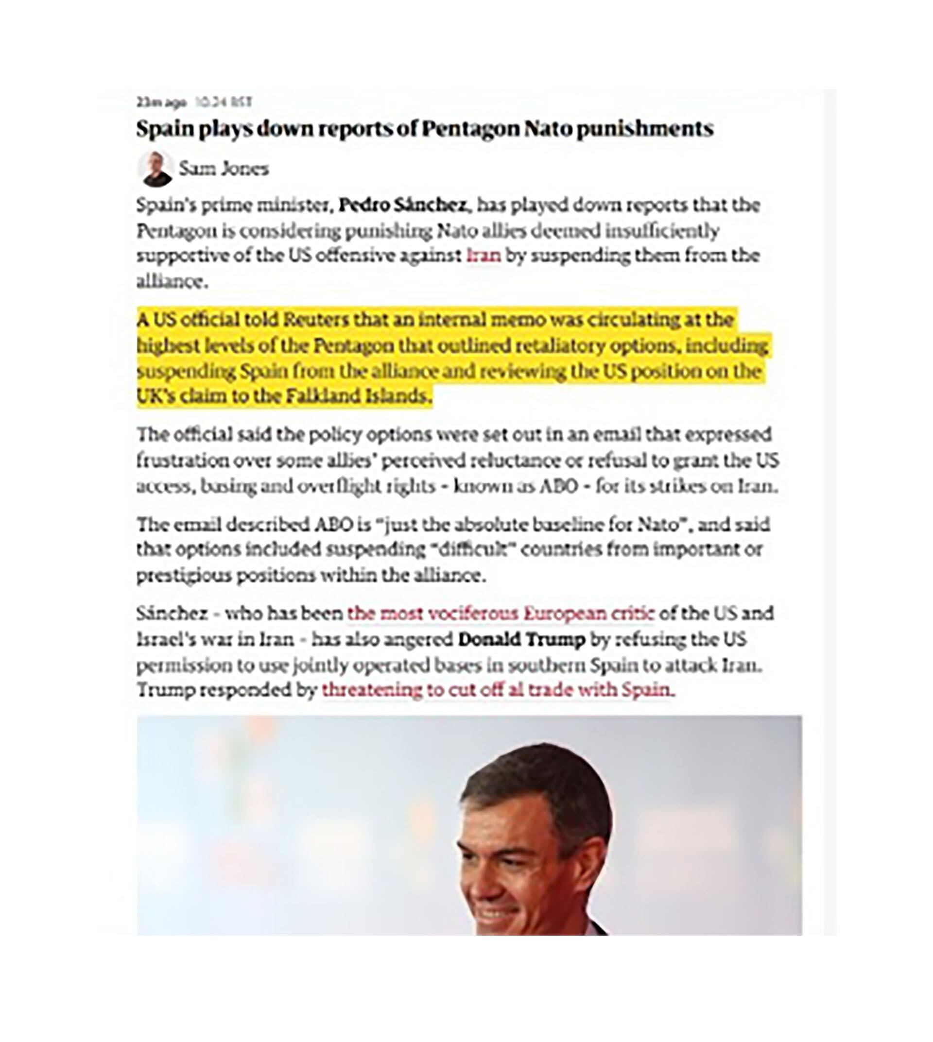 En la nota de The Guardian, el presidente del Gobierno español, Pedro Sánchez, sonríe mientras España desmiente informes sobre posibles represalias del Pentágono por su postura en la OTAN y las Malvinas.
