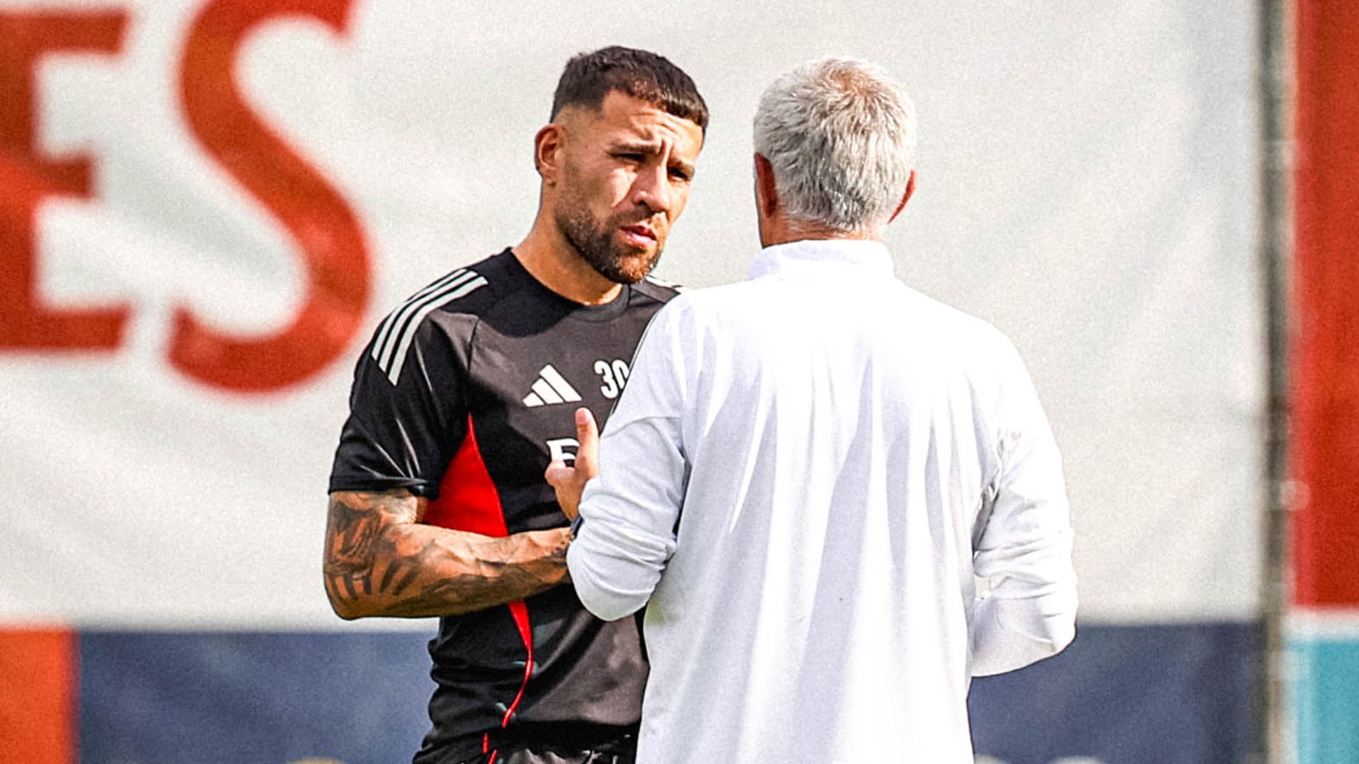Mourinho aseguró que el futuro de Otamendi dependerá netamente de su decisión (@slbenfica)