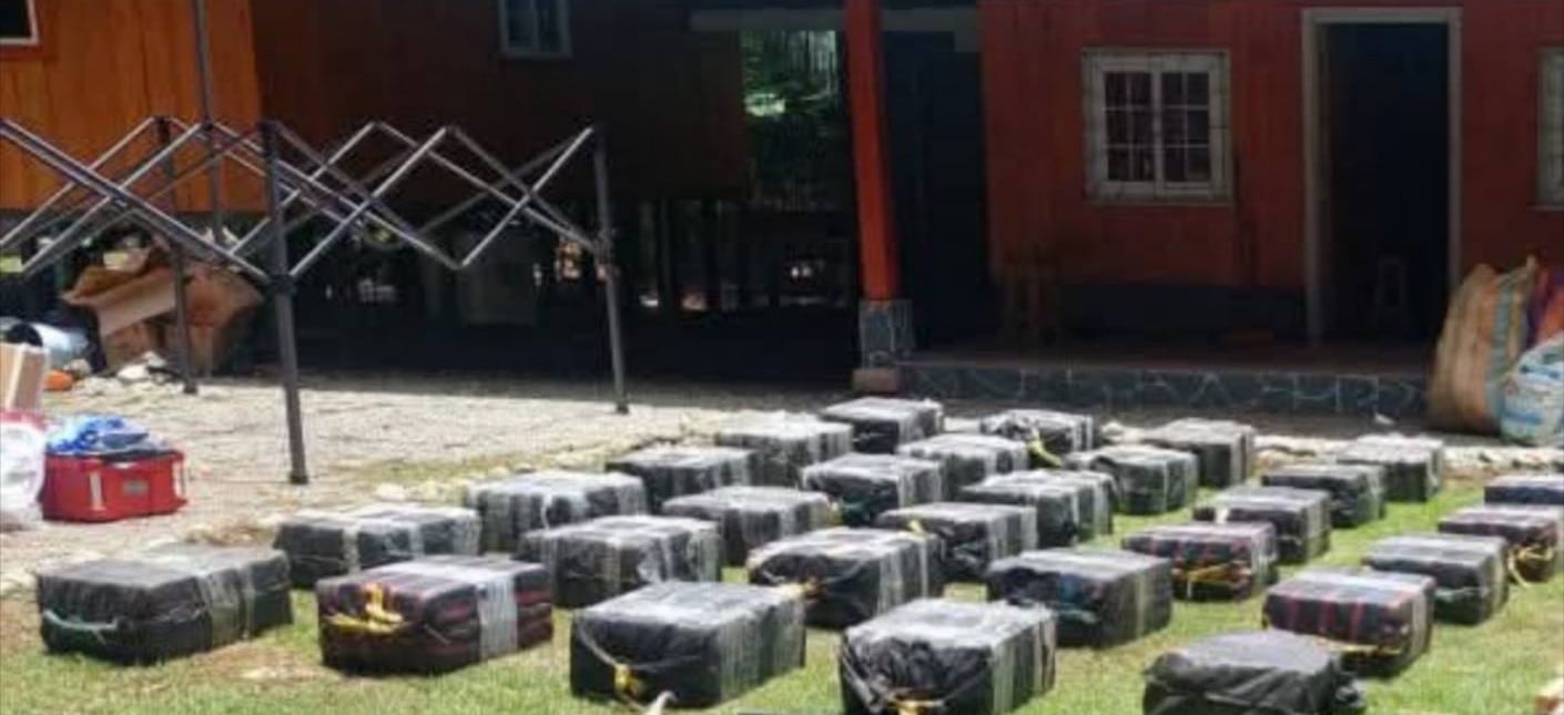 Los paquetes de drogas estaban organizados y etiquetados en filas, facilitando la logística criminal y el control de la trazabilidad./(Policías de Costa Rica)