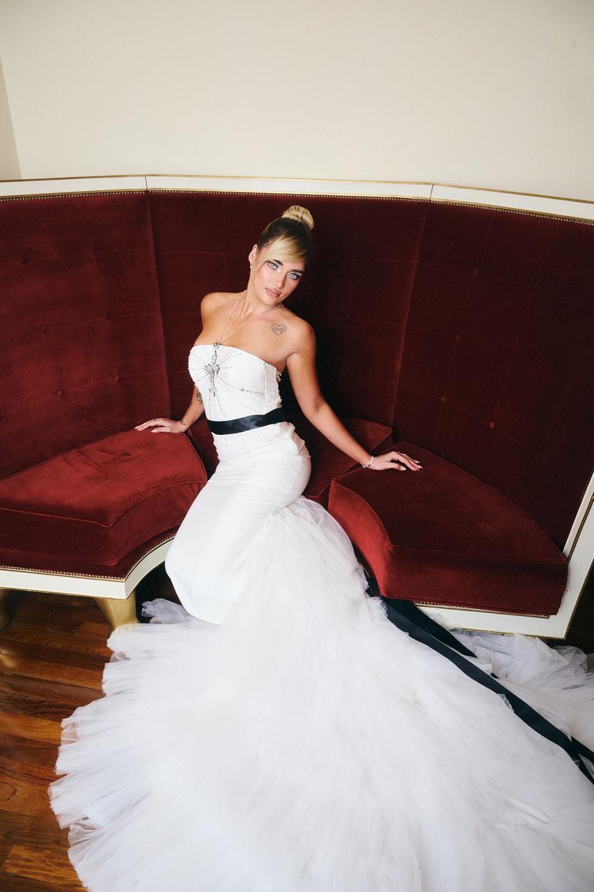 Marta Fort lució un impactante vestido blanco con falda de tul y un lazo negro diseñado por Claudia Arca para los premios Martín Fierro de la Moda