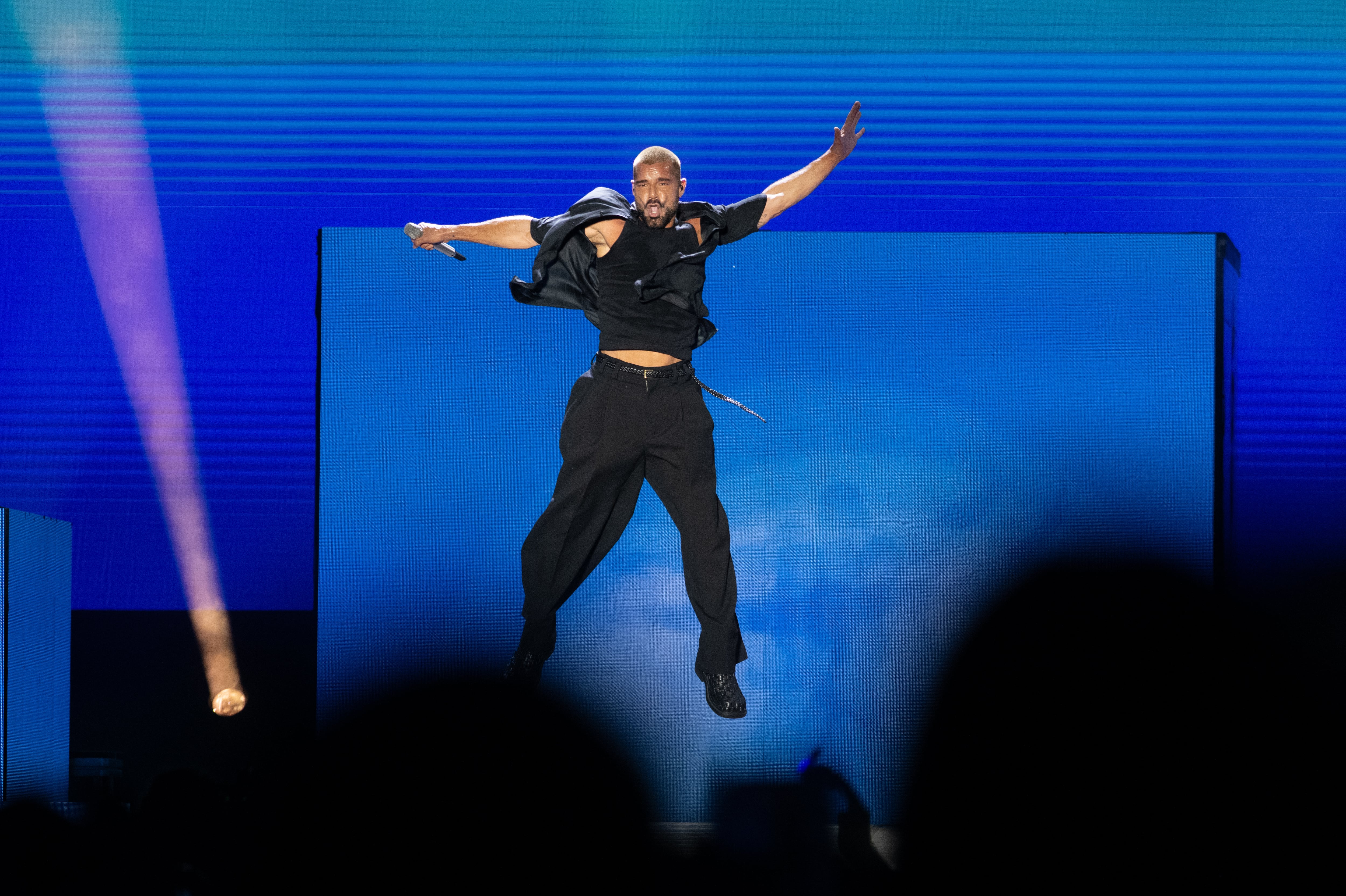 El artista desplegó desde el inicio una presencia escénica magnética, combinando canto, baile y un contacto permanente con la platea