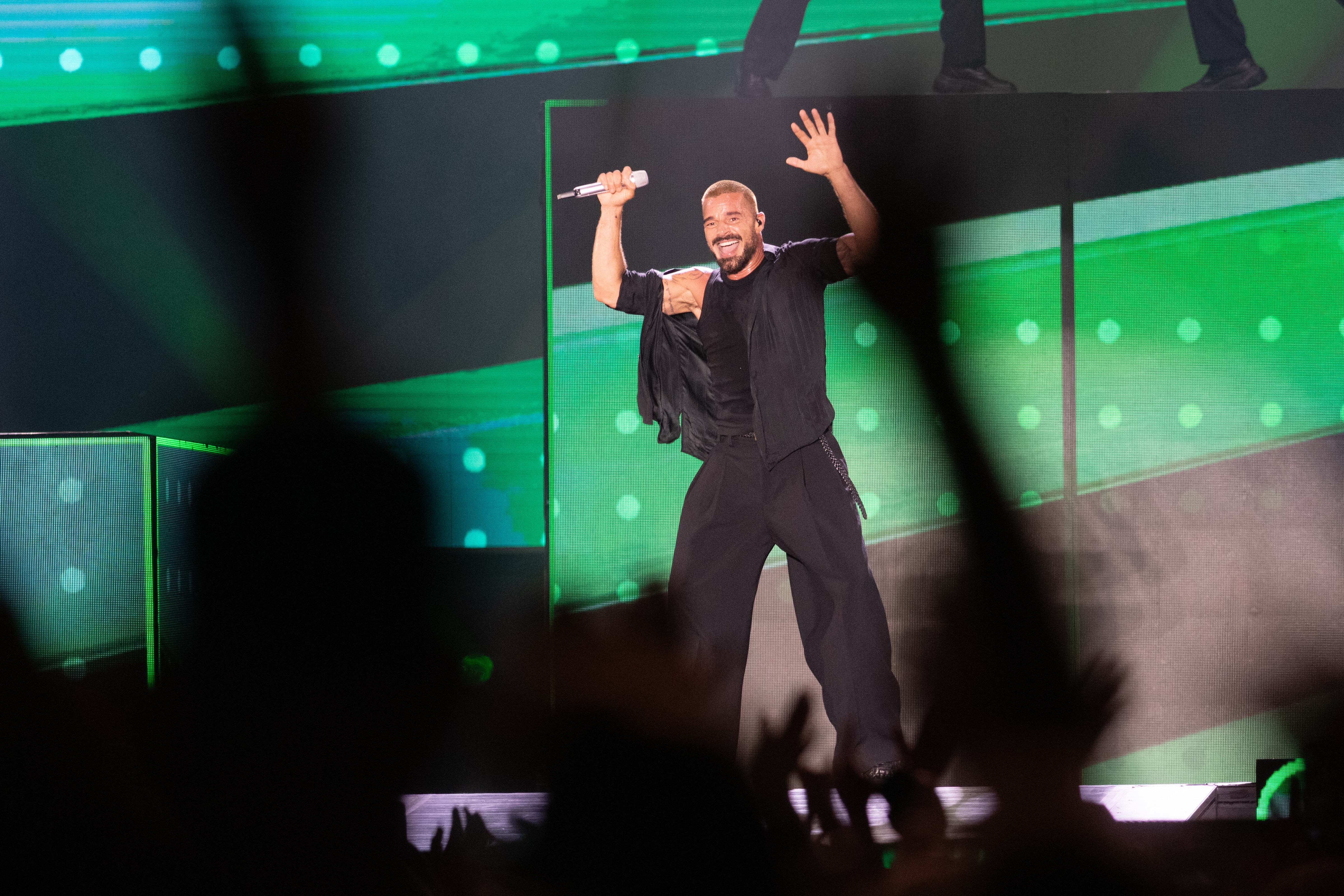 La puesta visual acompañó cada tramo del recital con cambios de luces, pantallas y climas bien diferenciados