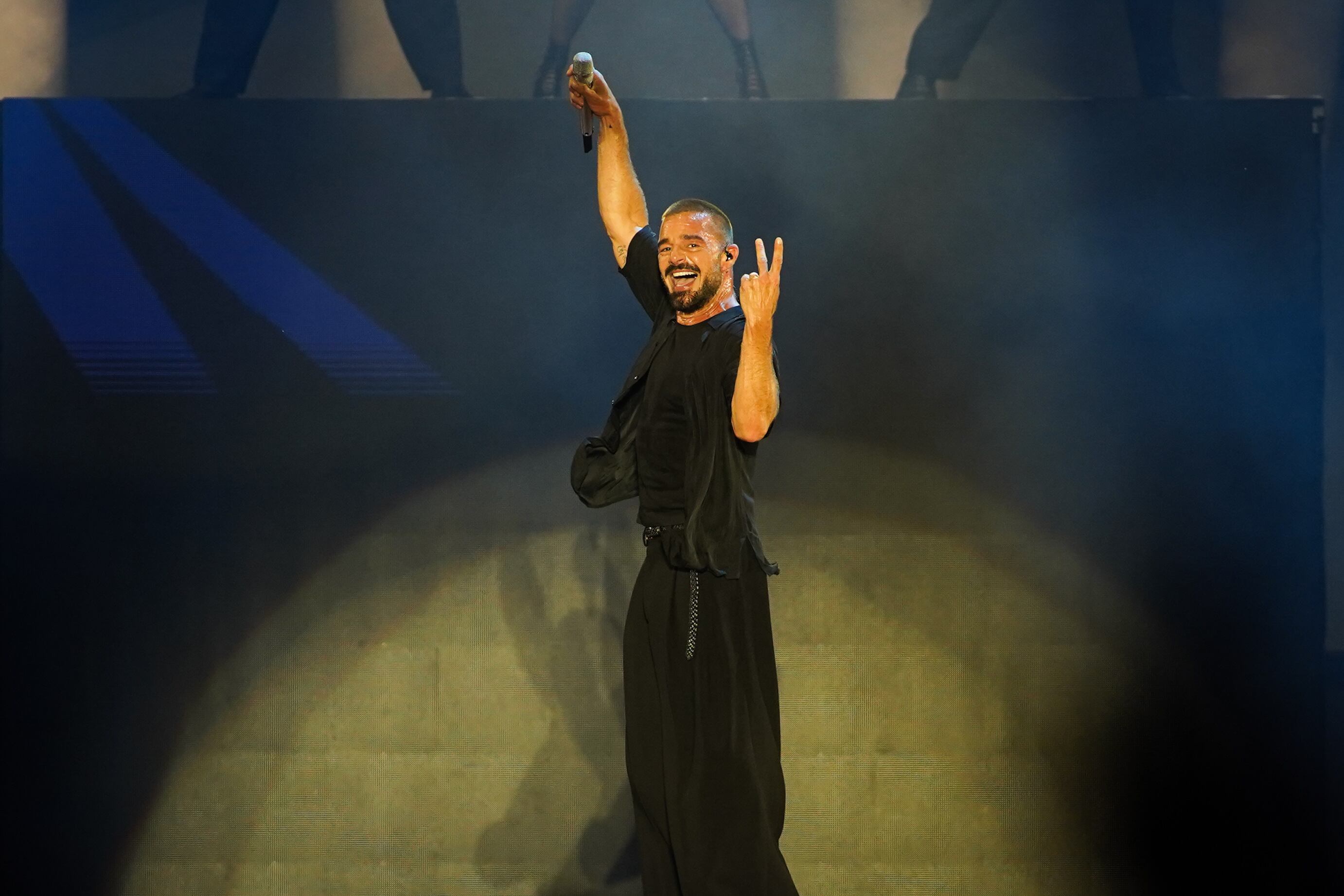 Ricky Martin saluda al público durante su presentación en el Campo Argentino de Polo, en una noche marcada por la energía y la conexión constante con sus fans
