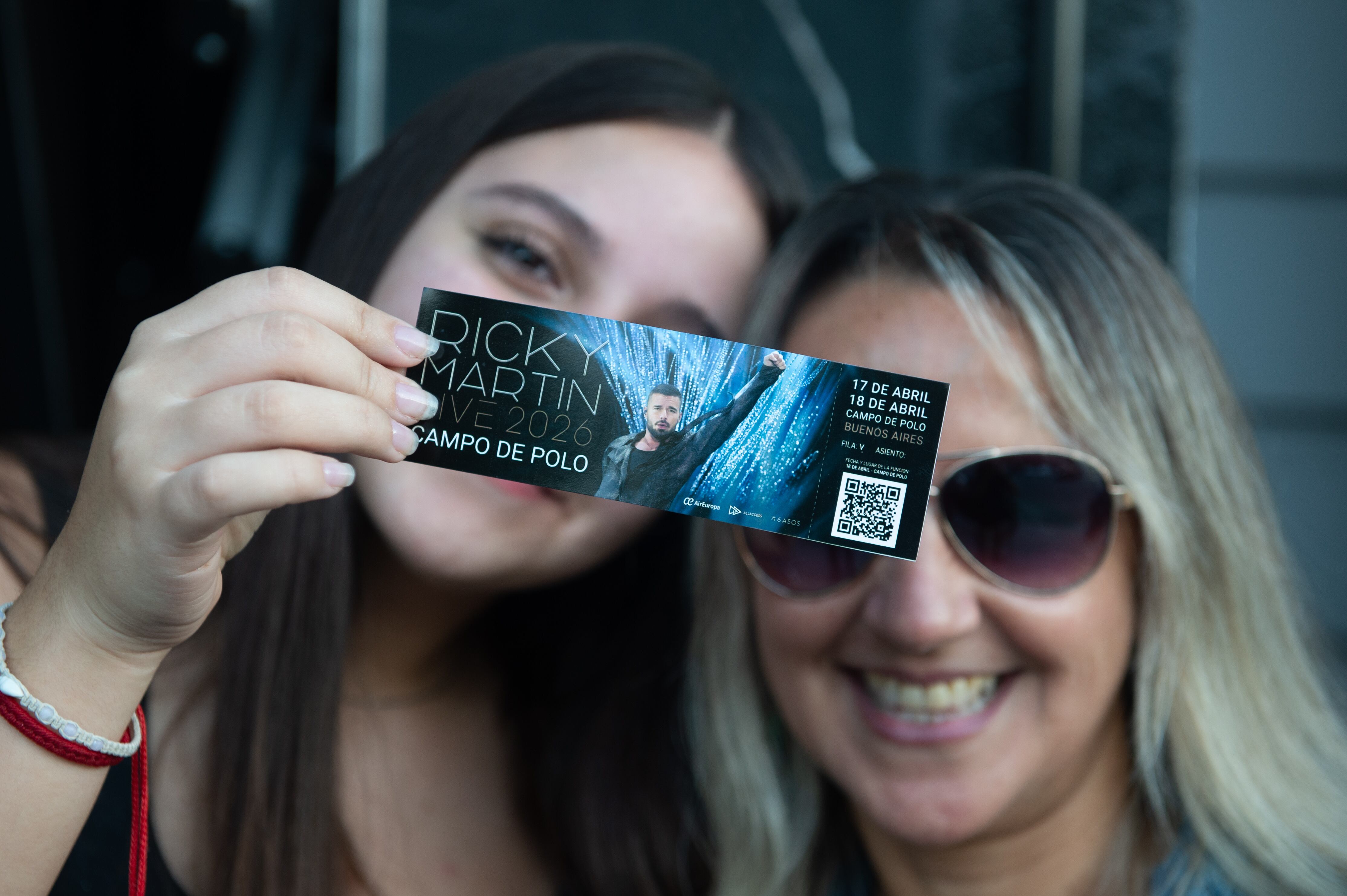 Entrada en mano y sonrisa lista: la previa también se vivió como una celebración entre los fanáticos