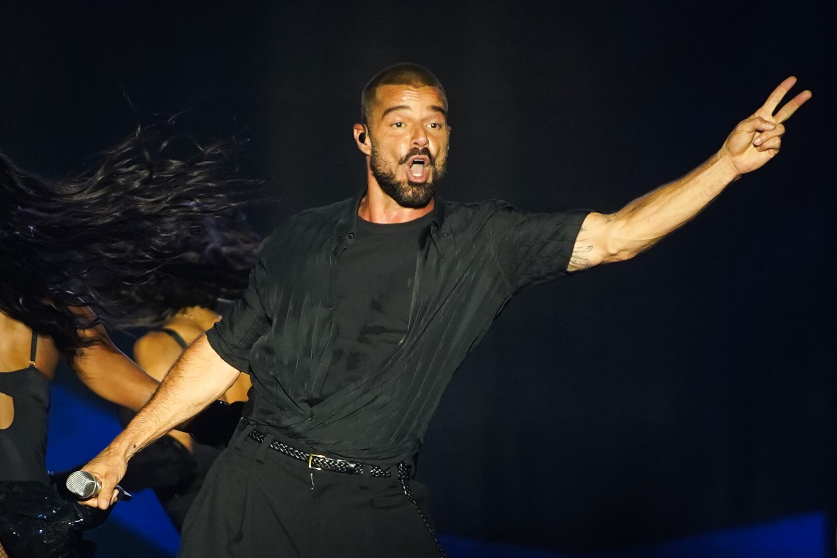 Con un gesto icónico, Ricky conecta con el público en pleno show