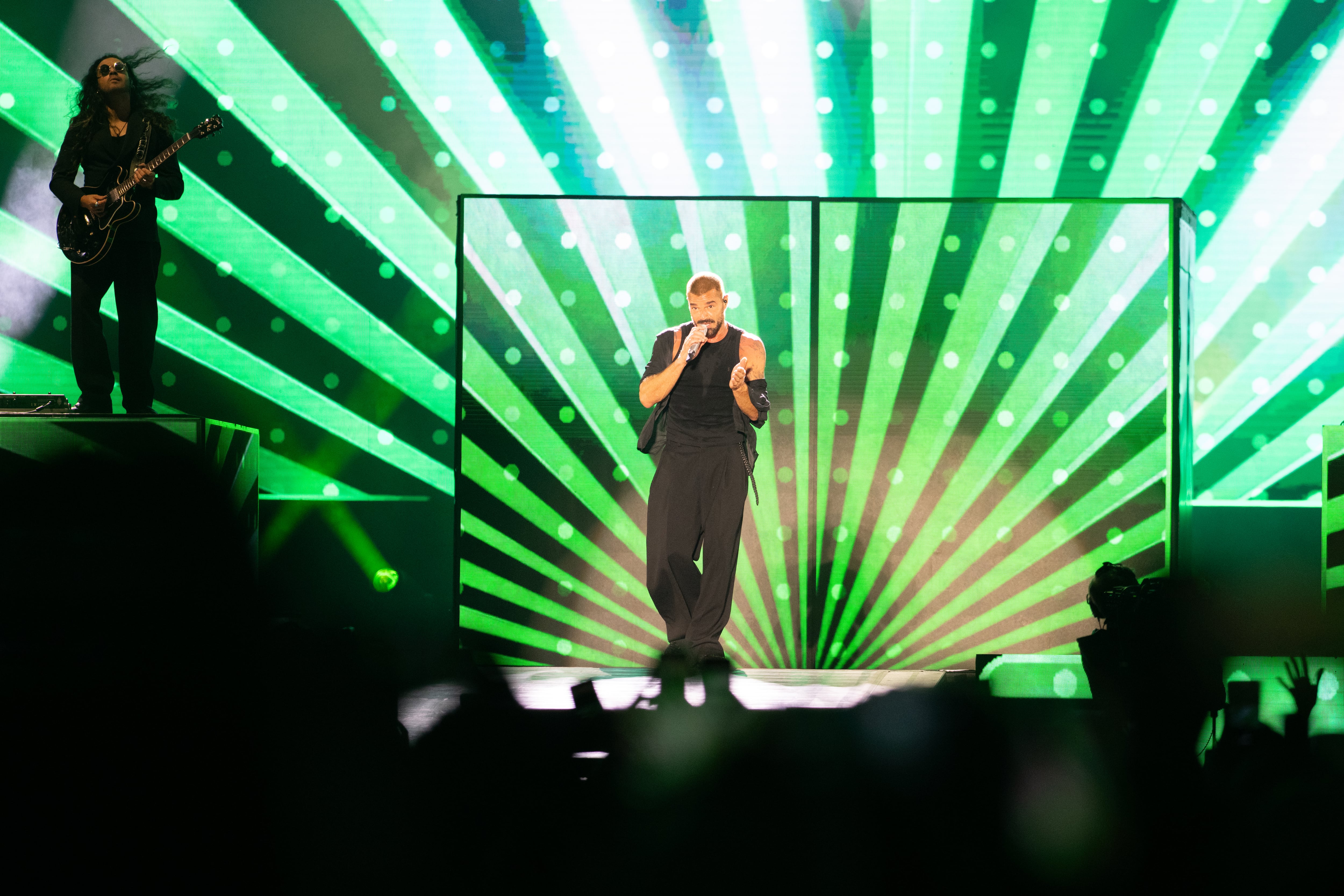 Bajo un fondo hipnótico, el performer apuesta a la cercanía con el público