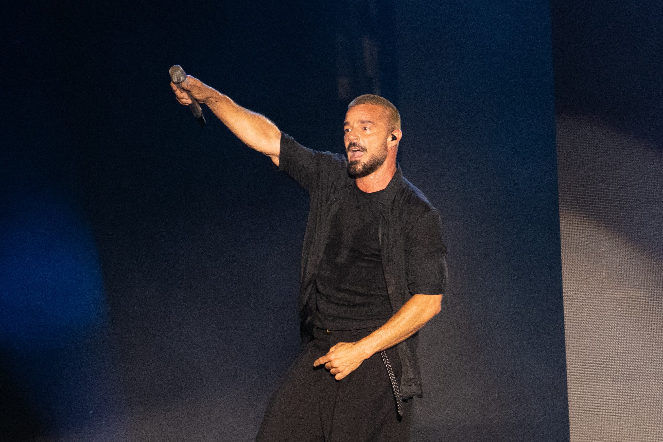 Con el micrófono en alto y en movimiento constante, Martin mantuvo la intensidad de una noche cargada de hits