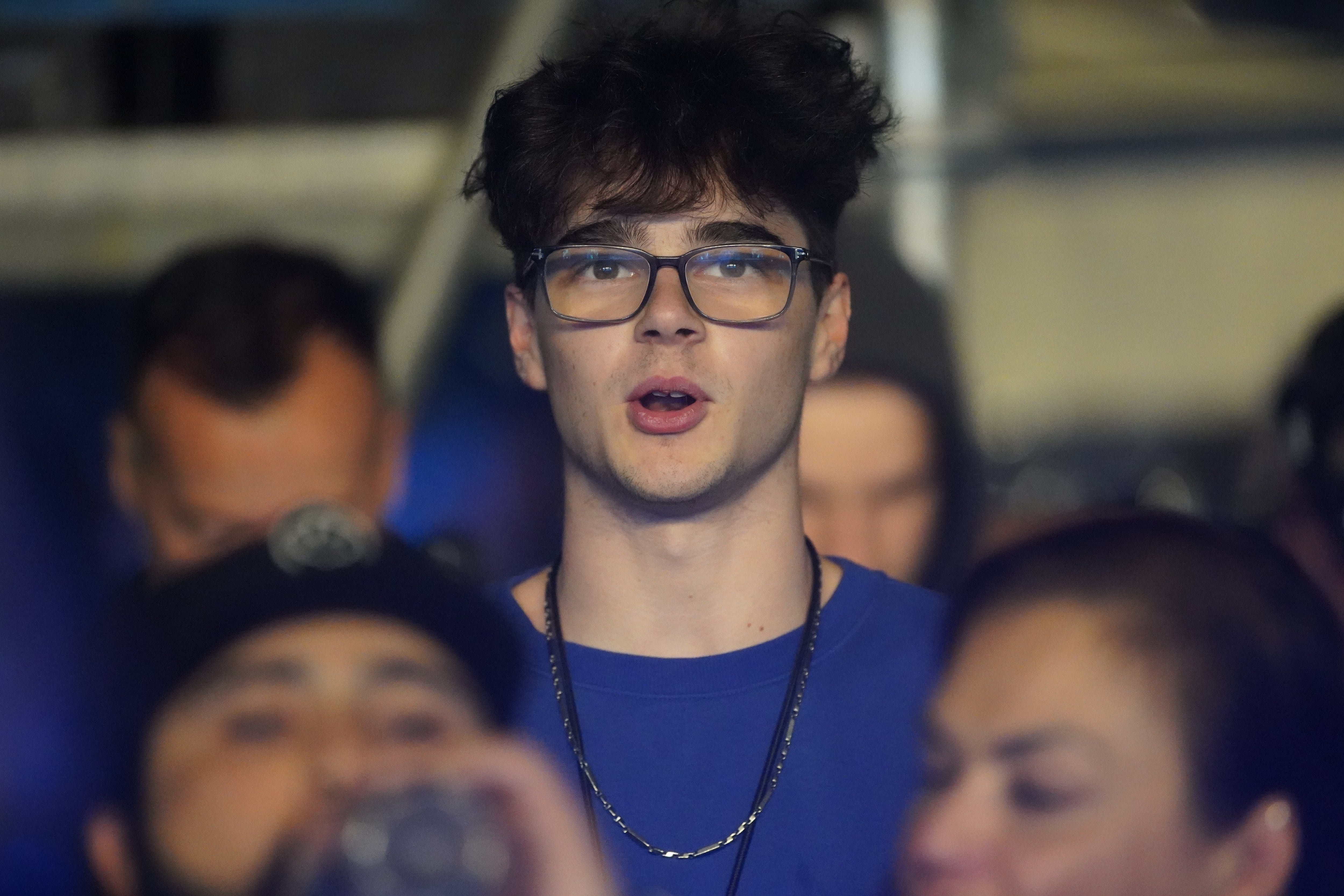 Valentino, uno de los hijos de Ricky, fue captado siguiendo de cerca el show durante la noche porteña