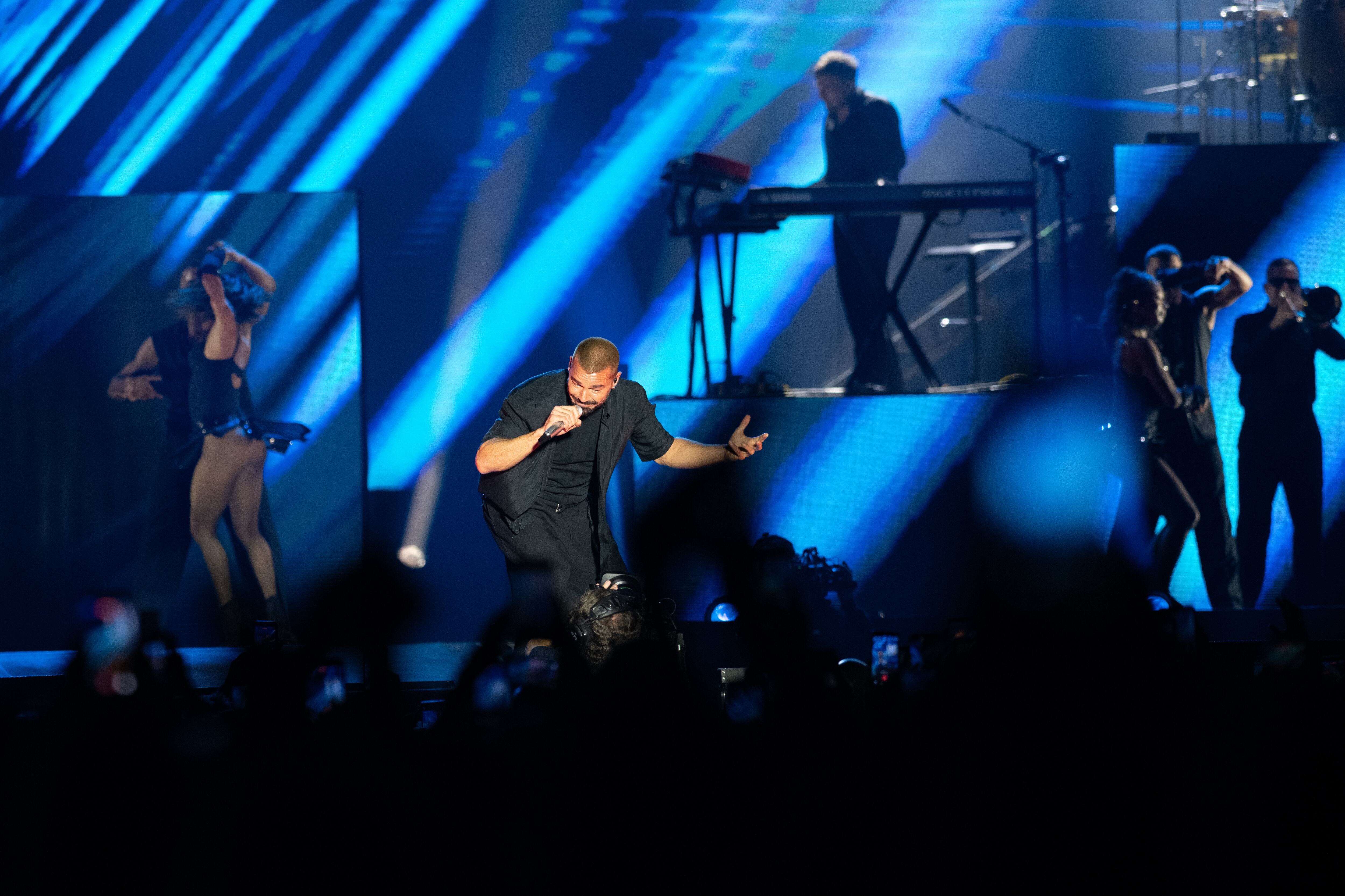 Sonriente, el astro celebra con el público tras un momento clave del show