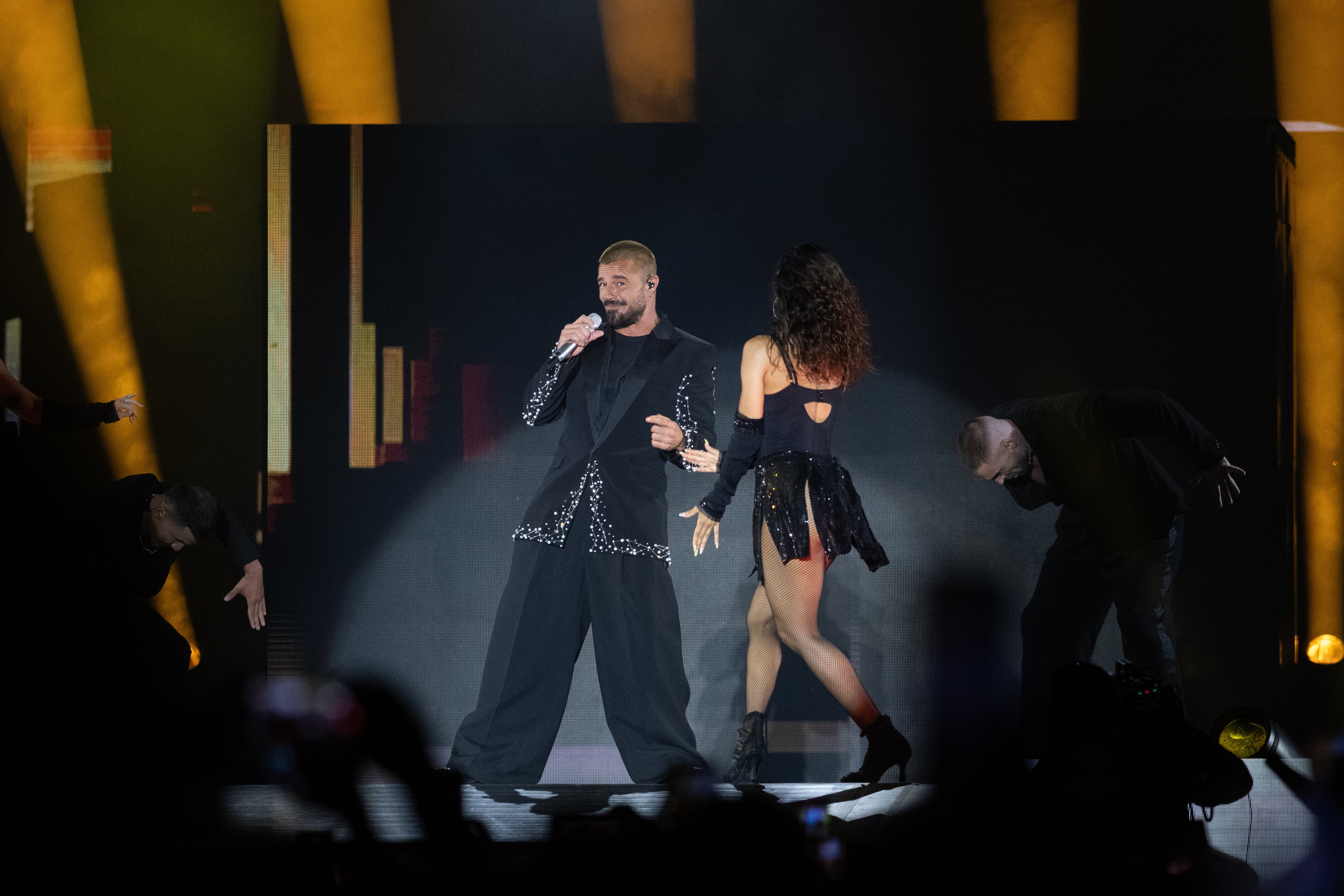 Con un look negro con detalles brillantes, el intérprete reforzó la estética elegante y nocturna de uno de los tramos del show