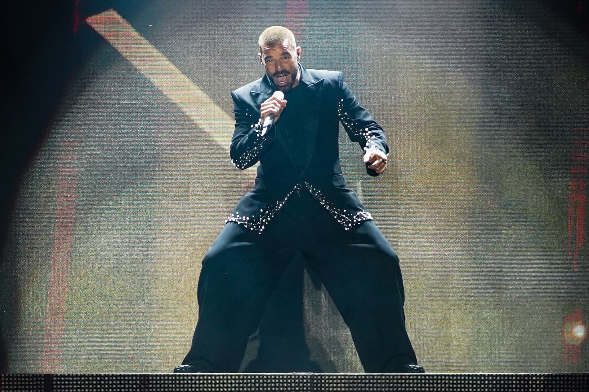 Elevado sobre el escenario, lideró uno de los cuadros más impactantes del show con una puesta visual y coreográfica imponente