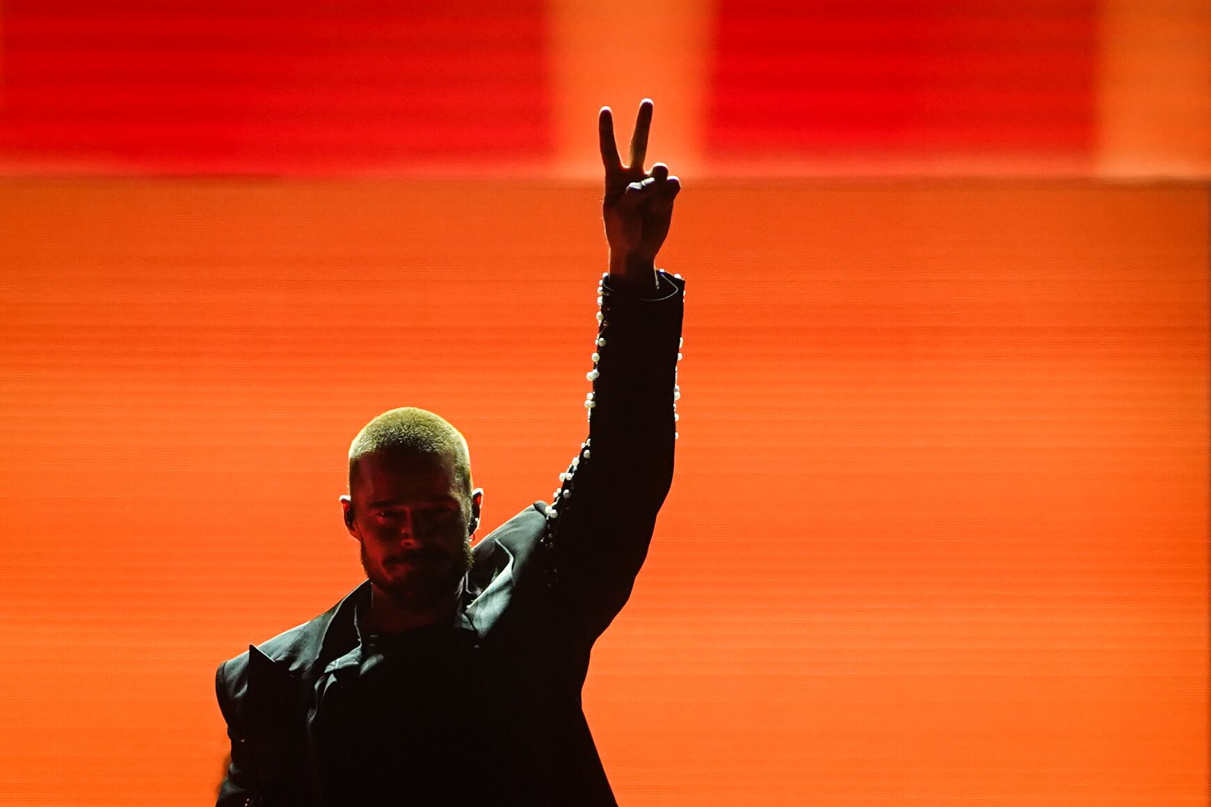 Ricky Martin, en una de las postales más icónicas del show, con una puesta visual dominada por tonos rojos