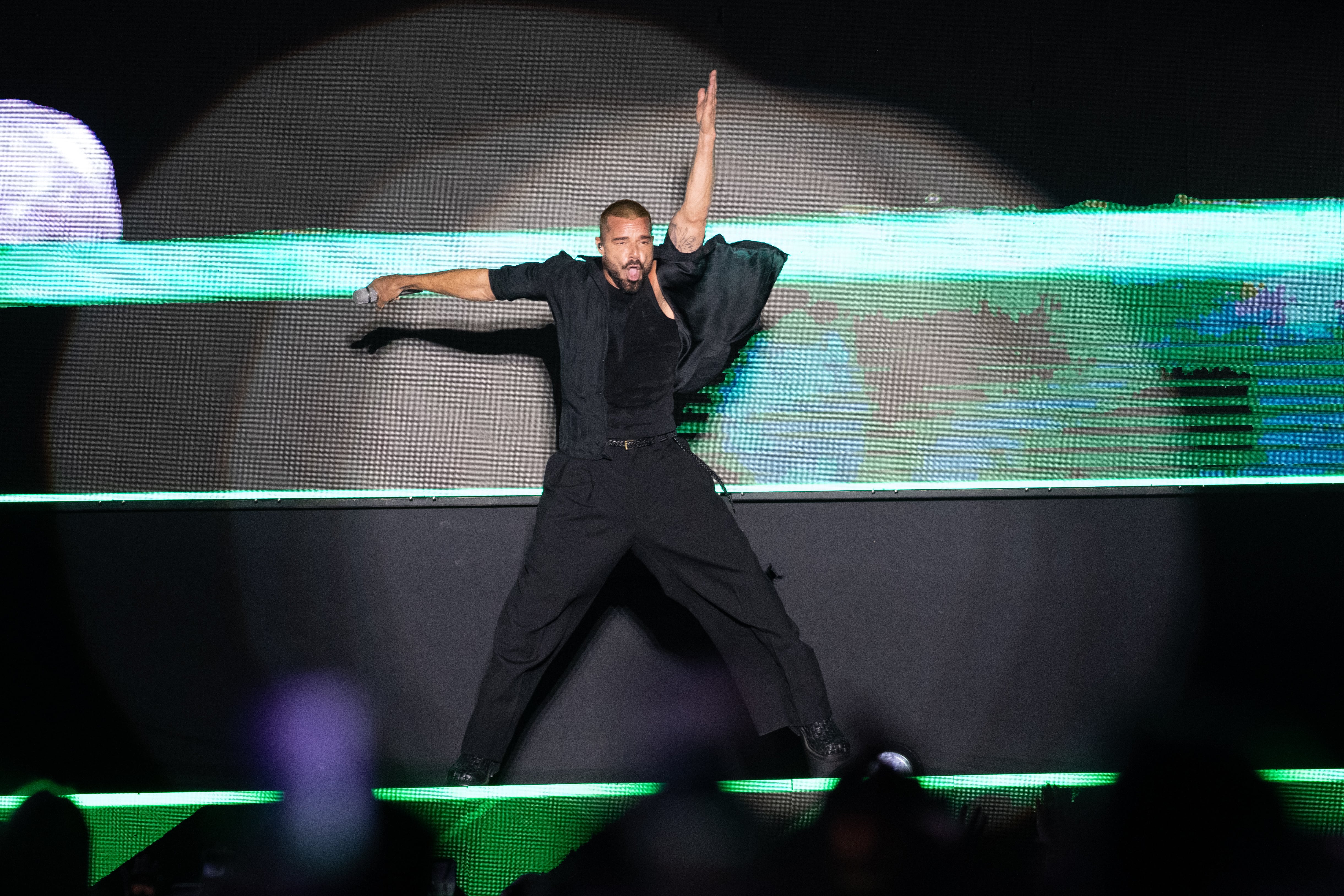 Martin se lució con una performance física y dinámica, marcada por coreografías y juego escénico