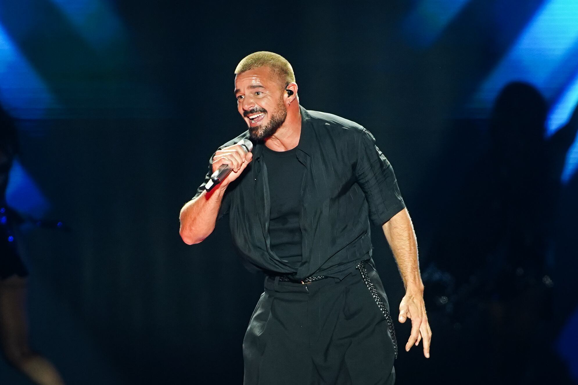 Cercano al público, canta y sonríe en uno de los tramos más conectados del show