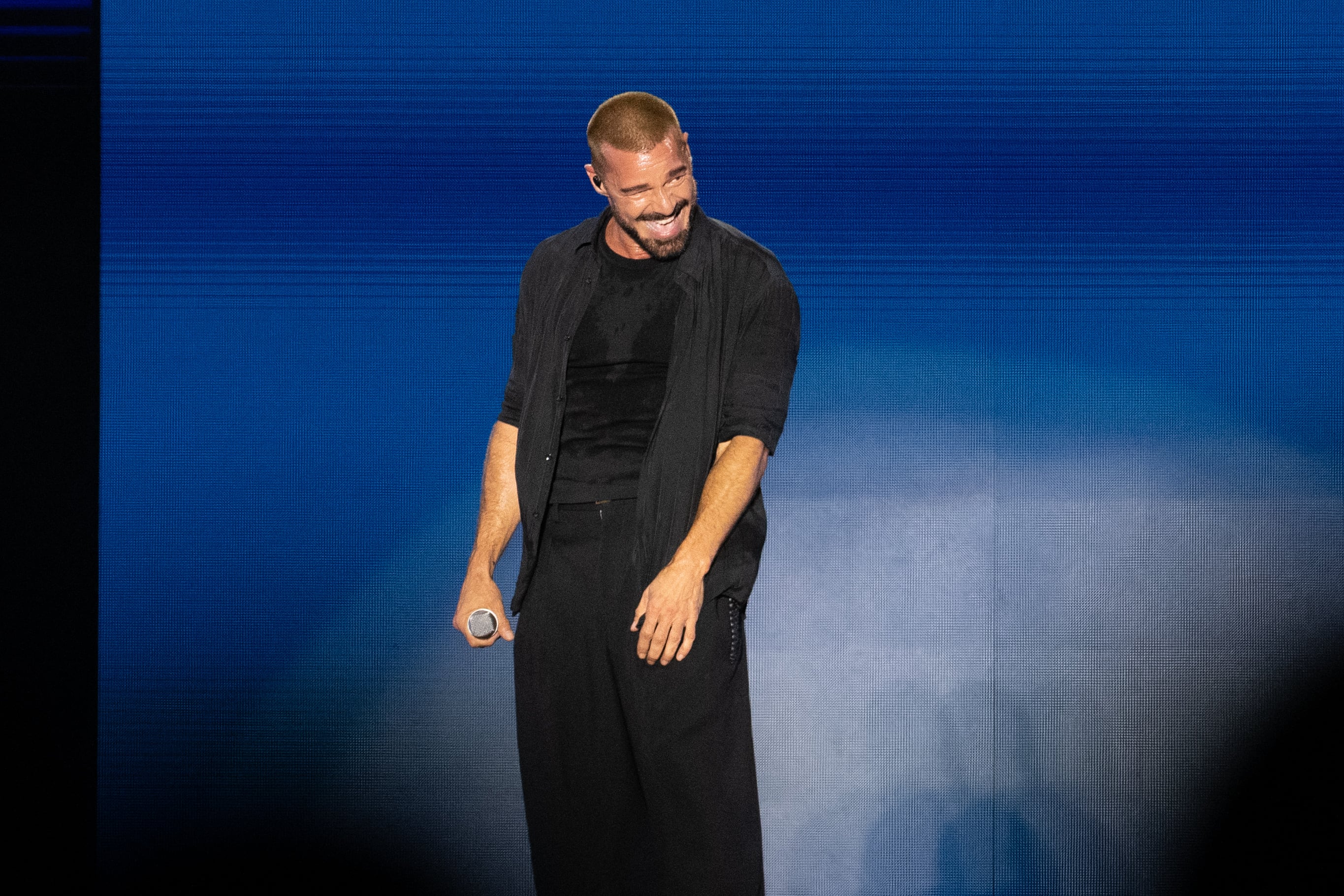 Entre canción y canción, la estrella mostró su lado más cercano con gestos cómplices y sonrisas hacia el público