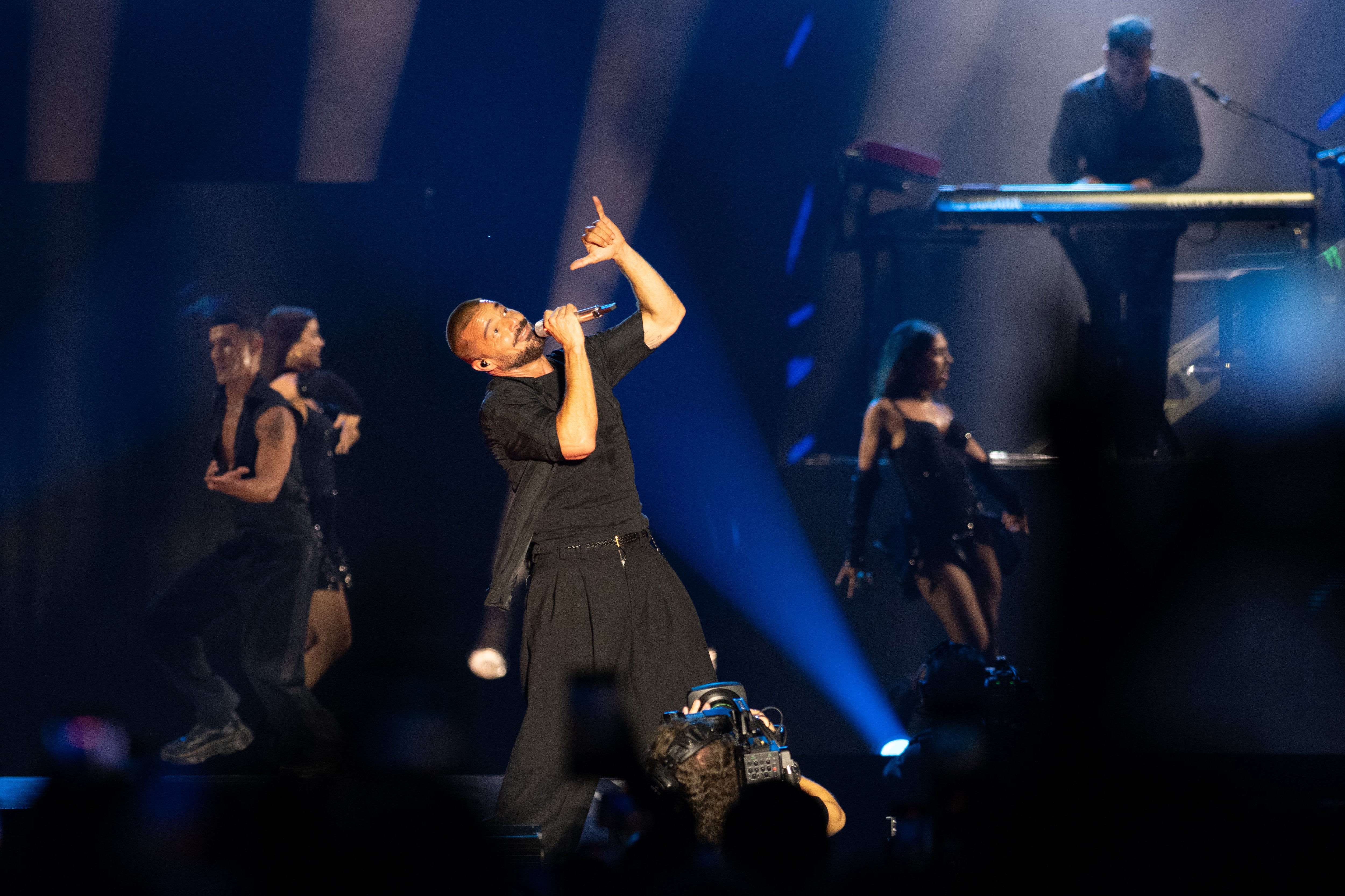 El cantante en plena performance, combinó canto y coreografía junto a su cuerpo de baile sobre el escenario