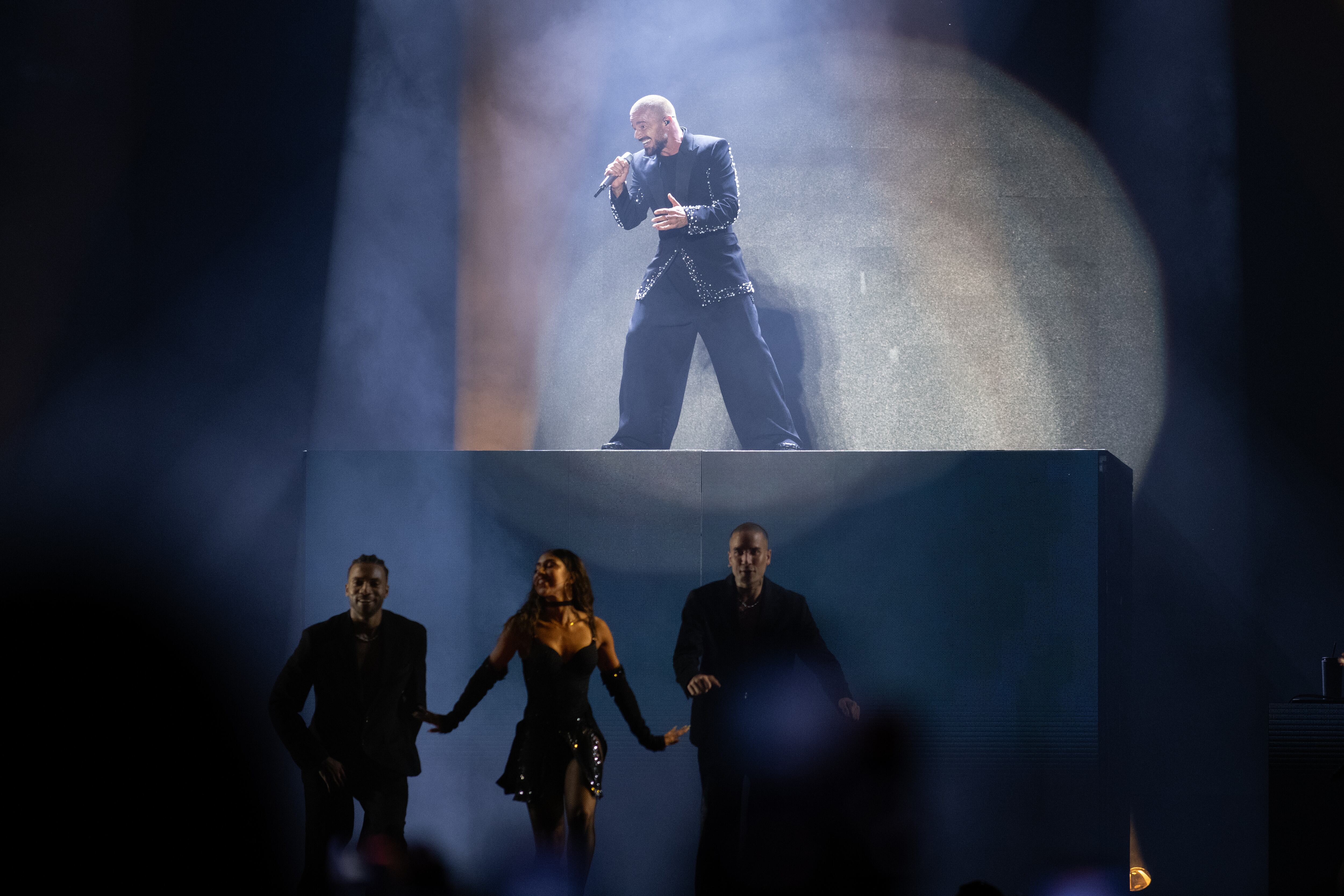 Desde lo alto, Ricky domina la escena mientras el cuerpo de baile acompaña abajo