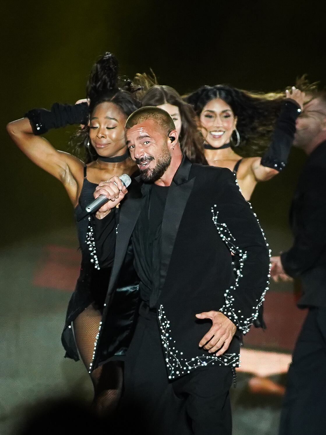 Con look de gala y rodeado de bailarinas, Ricky Martin combina sensualidad y ritmo sobre el escenario