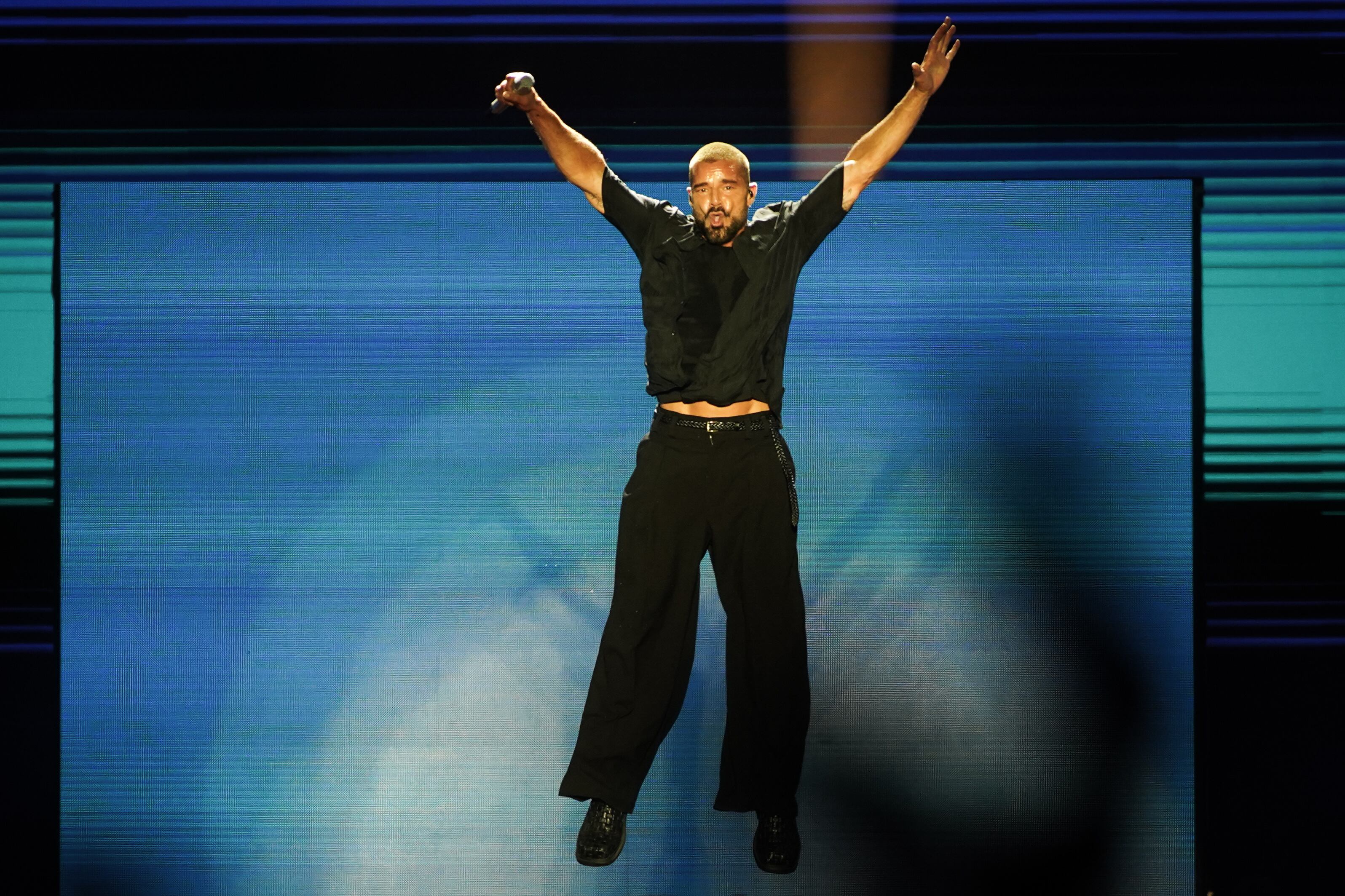 El artista corona la secuencia con una pose triunfal frente a miles de espectadores