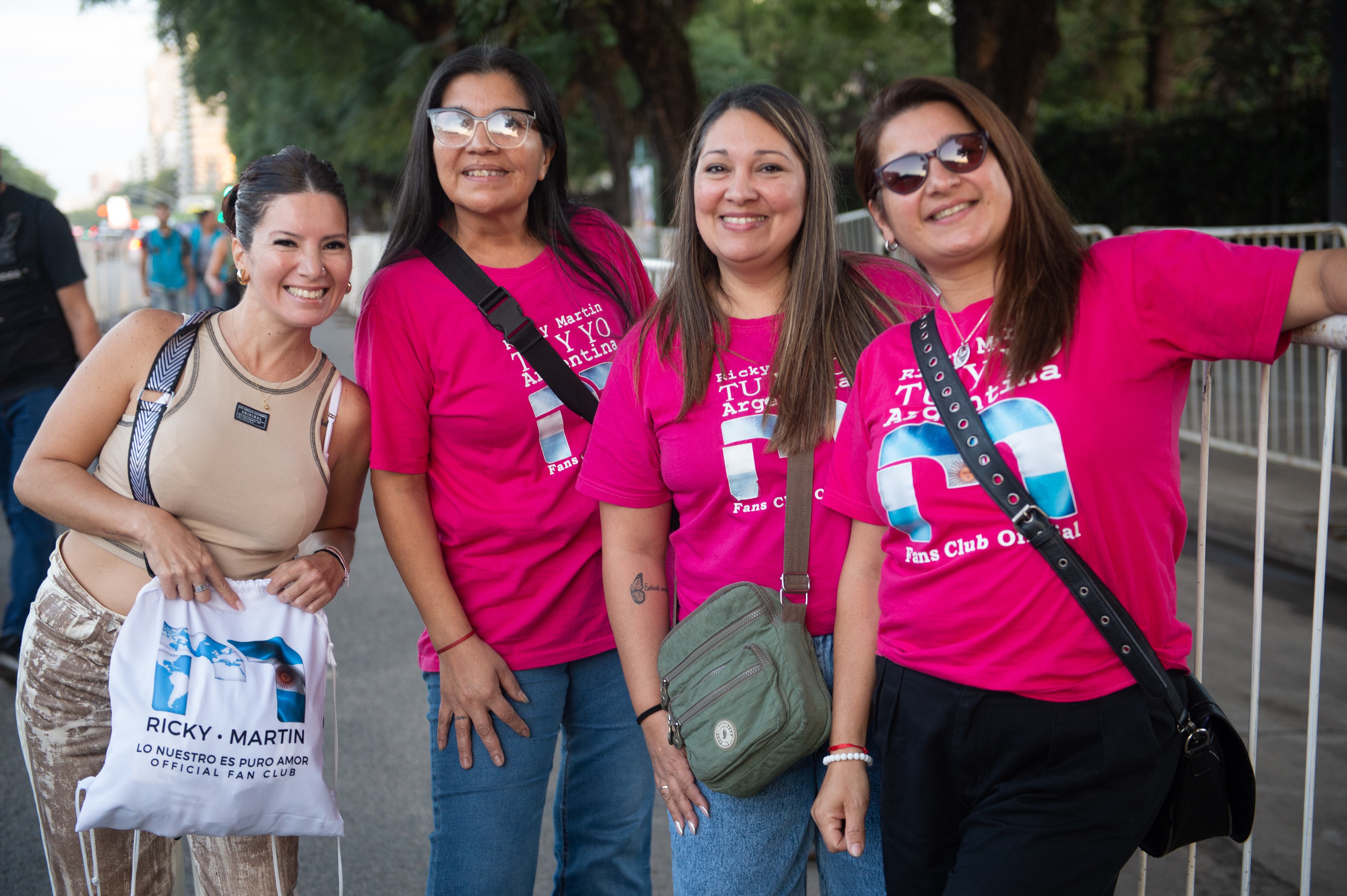 Amigas y seguidoras de Ricky Martin compartieron la previa con remeras alusivas y entusiasmo por el reencuentro