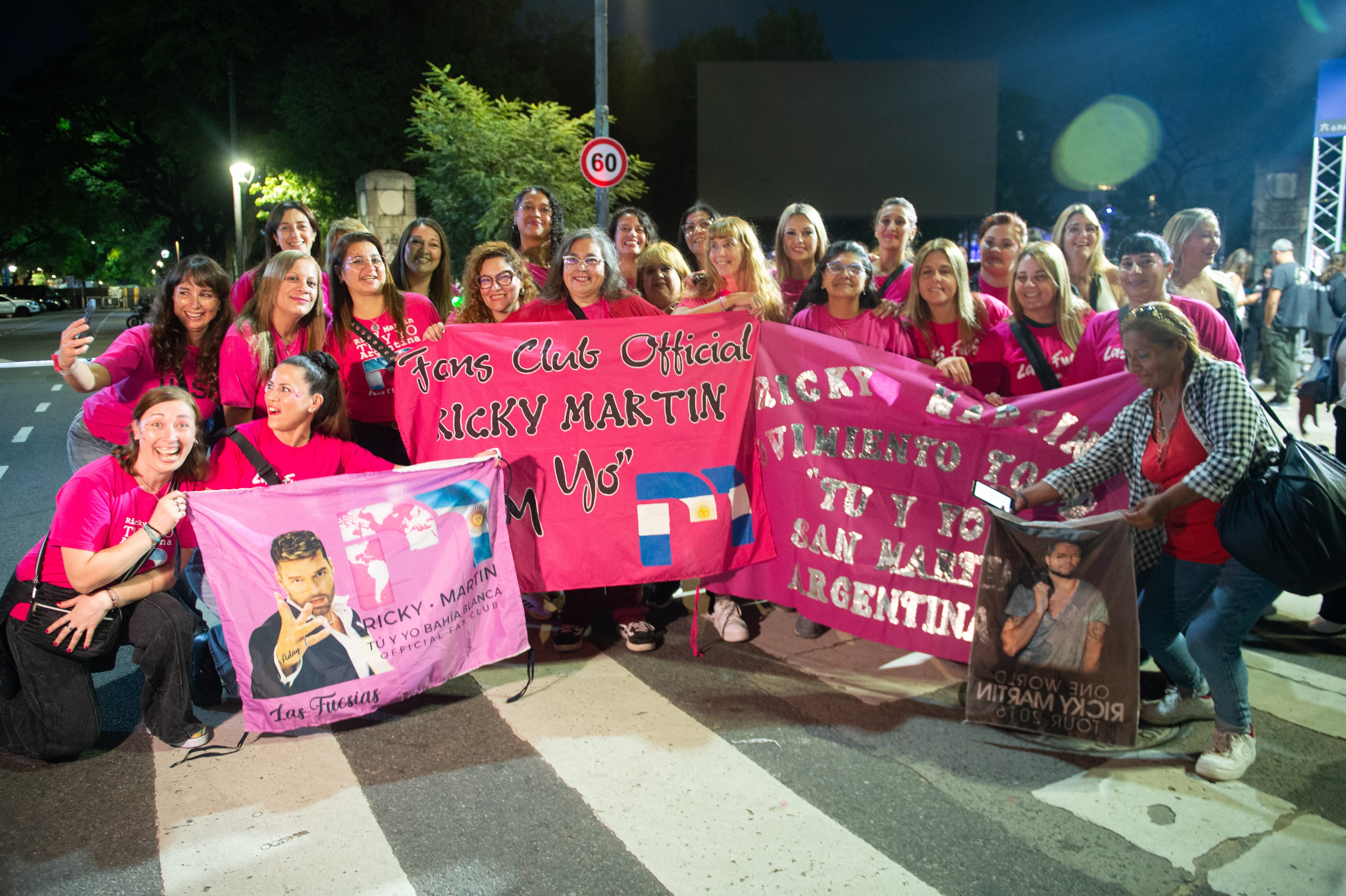 Los clubes de fans dijeron presente desde temprano y le pusieron color a la previa del recital