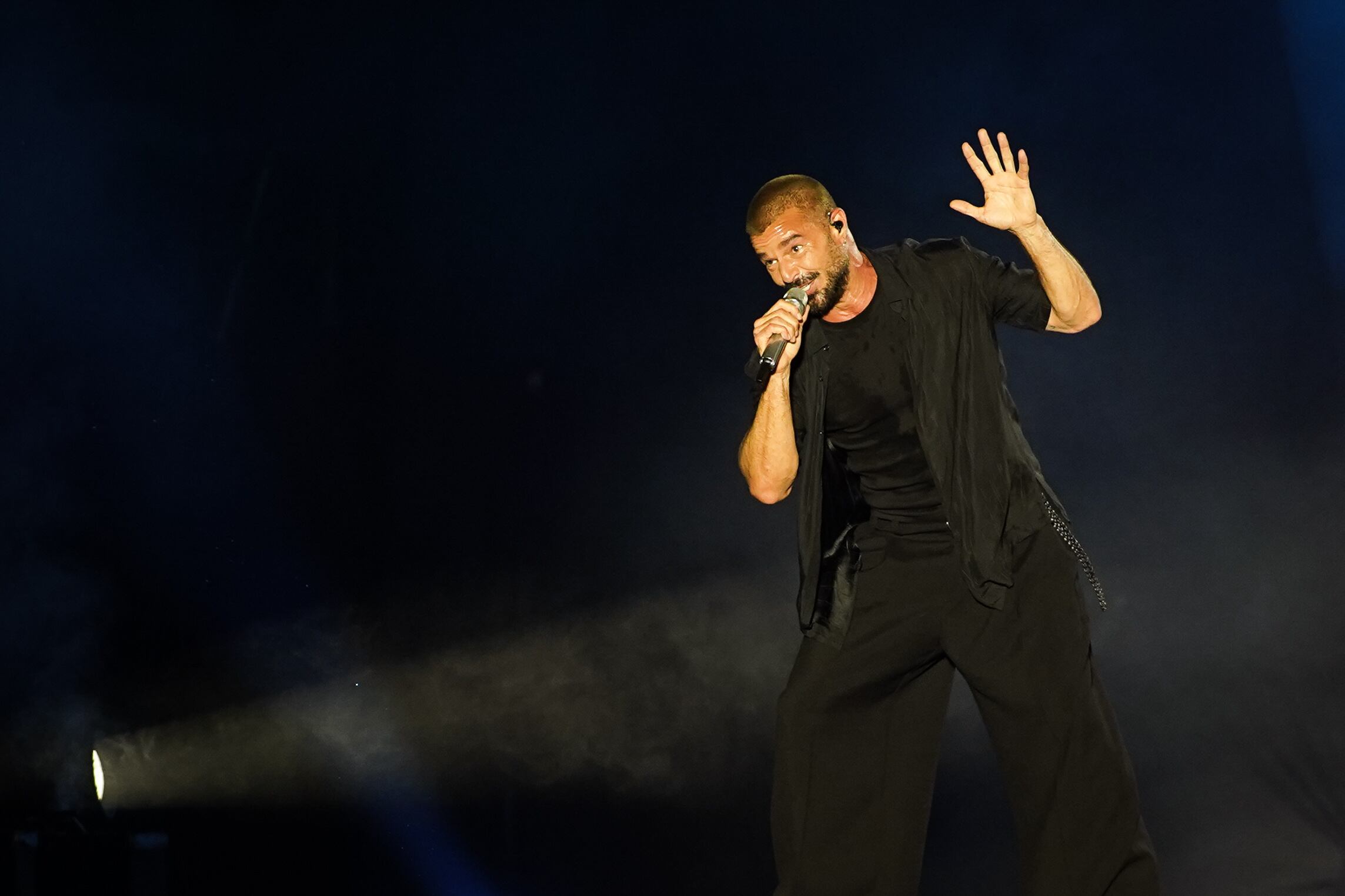 Con una mano en alto, el intérprete marca la intensidad del momento