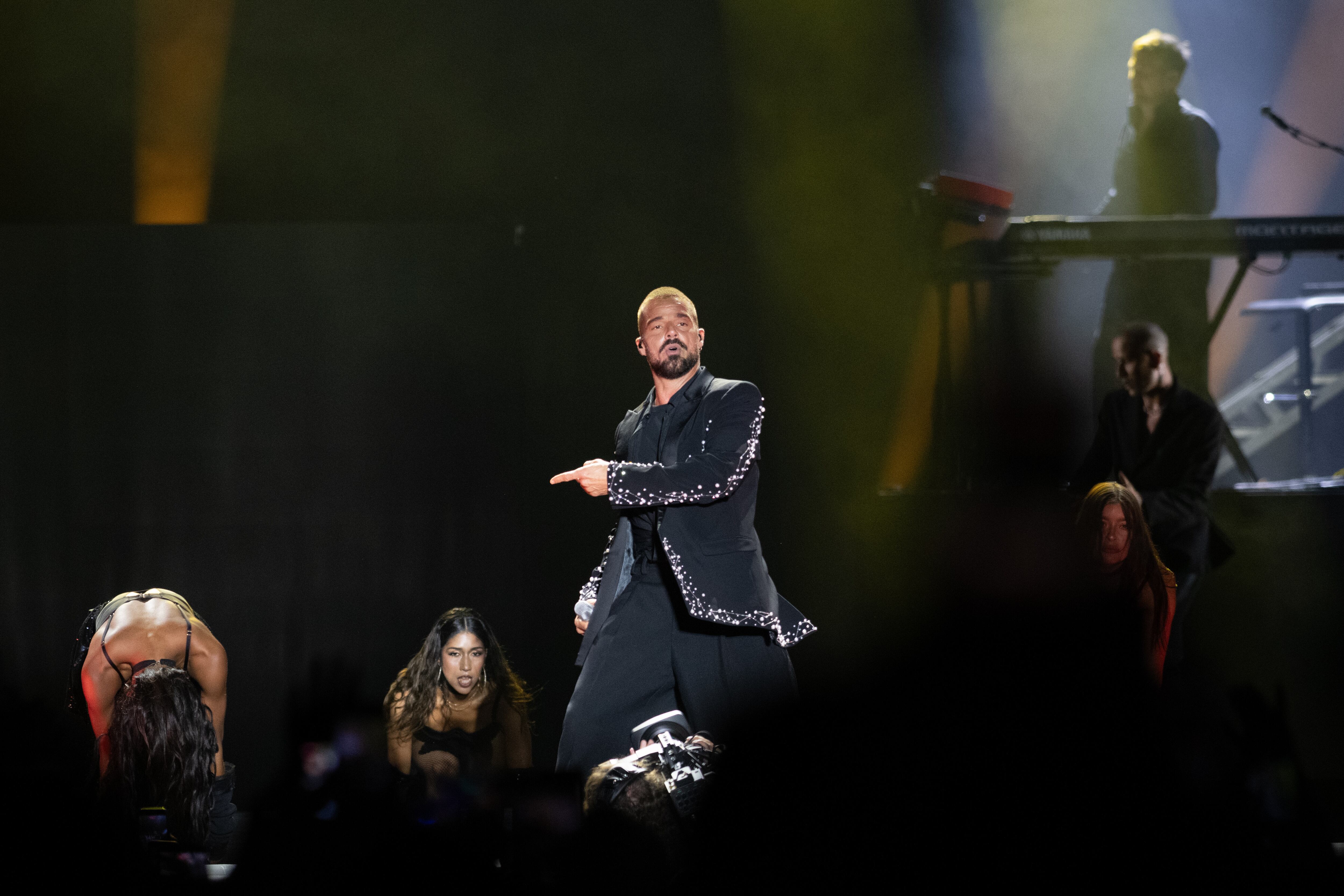 Entre bailarines y músicos, el cantante guía la escena con actitud magnética