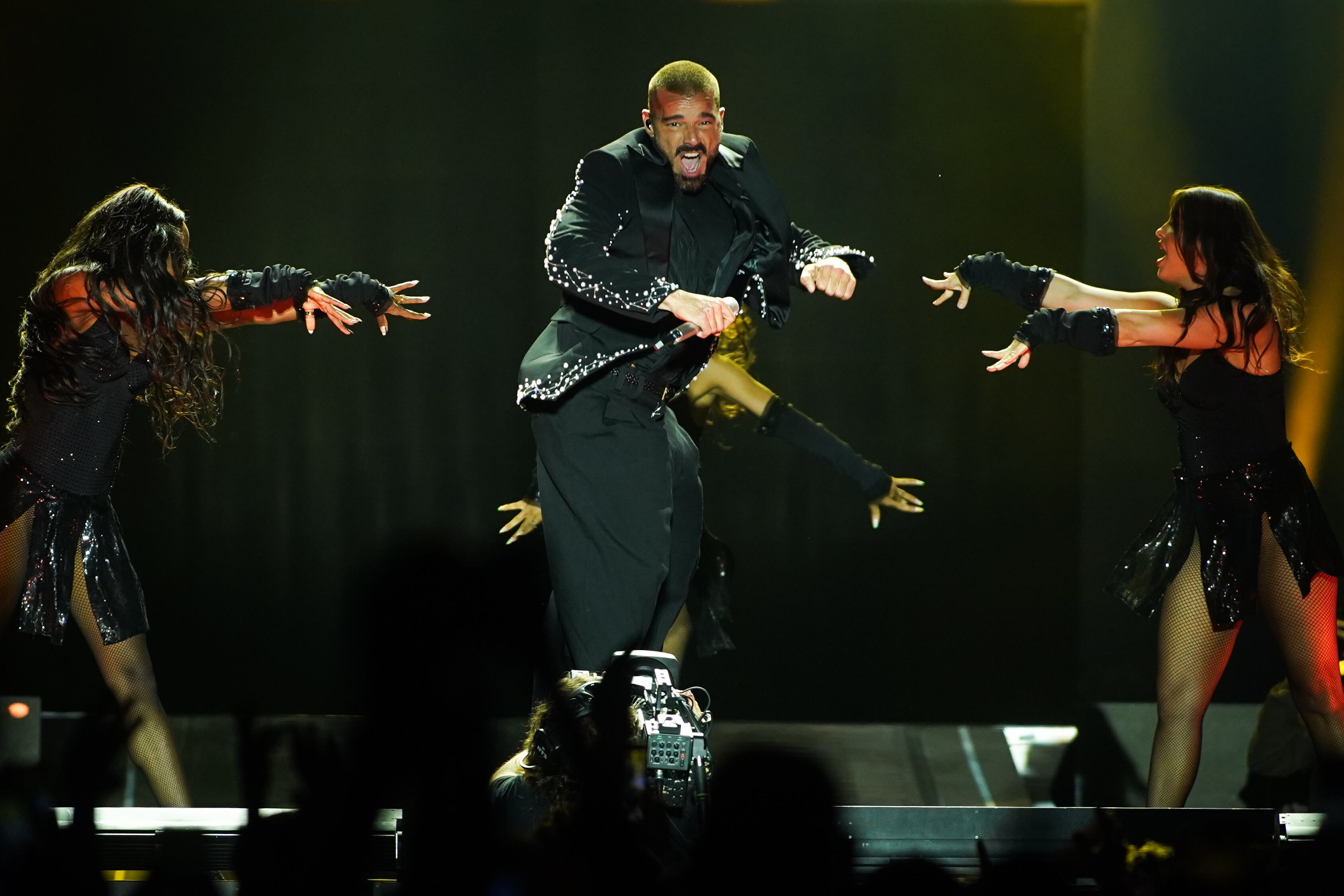 Rodeado de bailarinas, el puertorriqueño despliega una coreografía intensa y cargada de energía