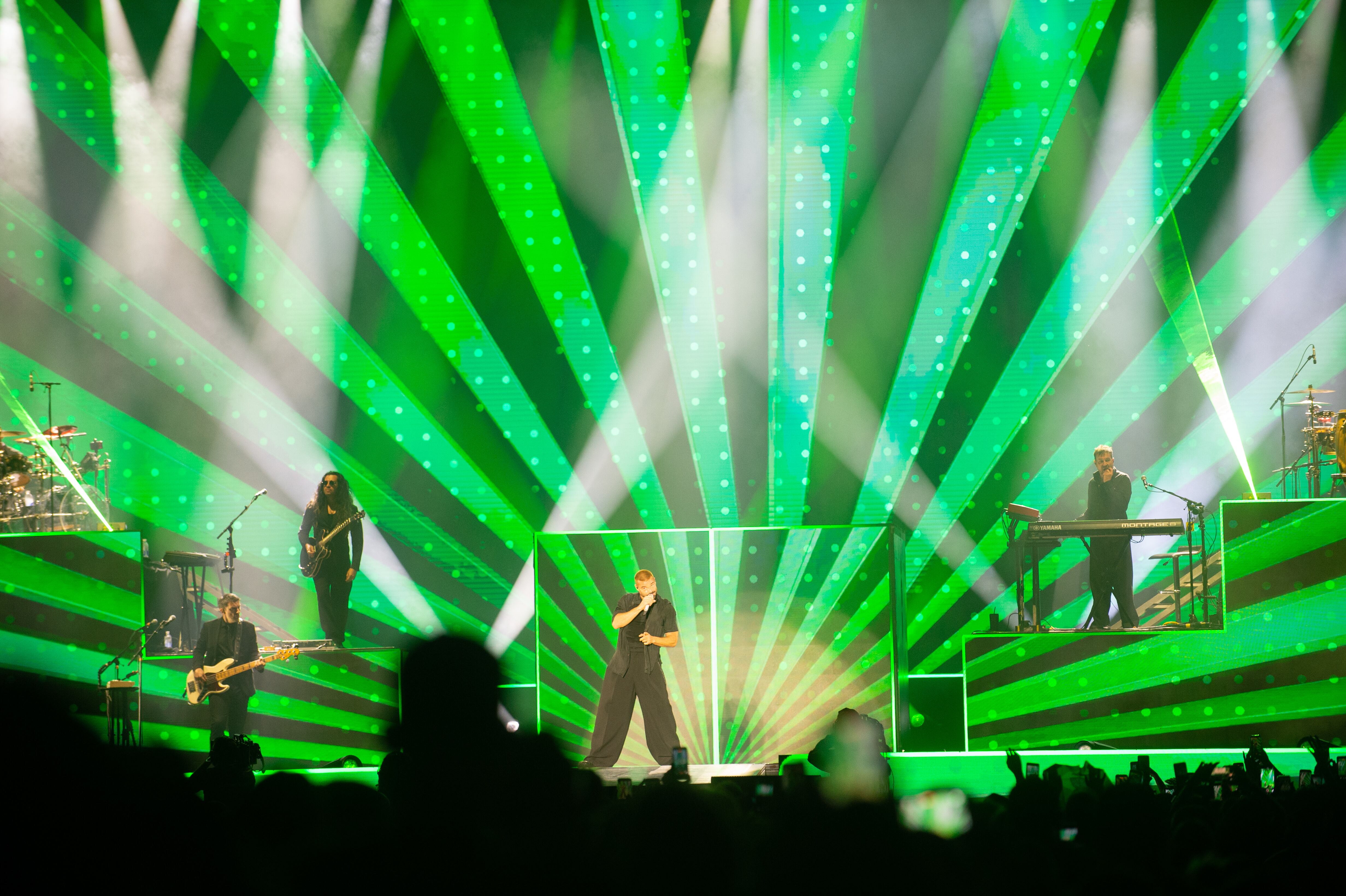 Con la banda distribuida en altura, el espectáculo apuesta a una puesta inmersiva