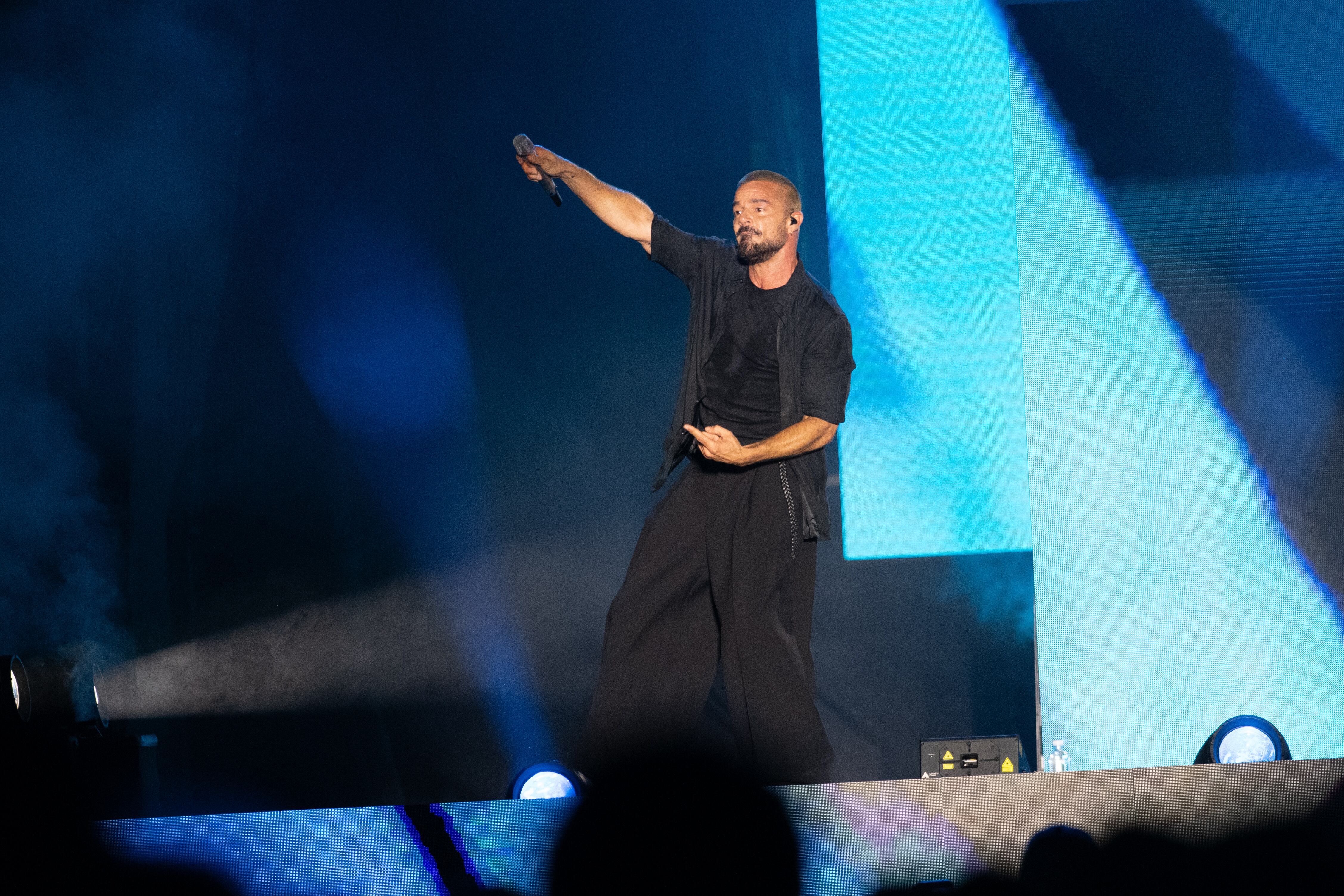 Con gesto firme, el cantante guía al público en uno de los picos del show