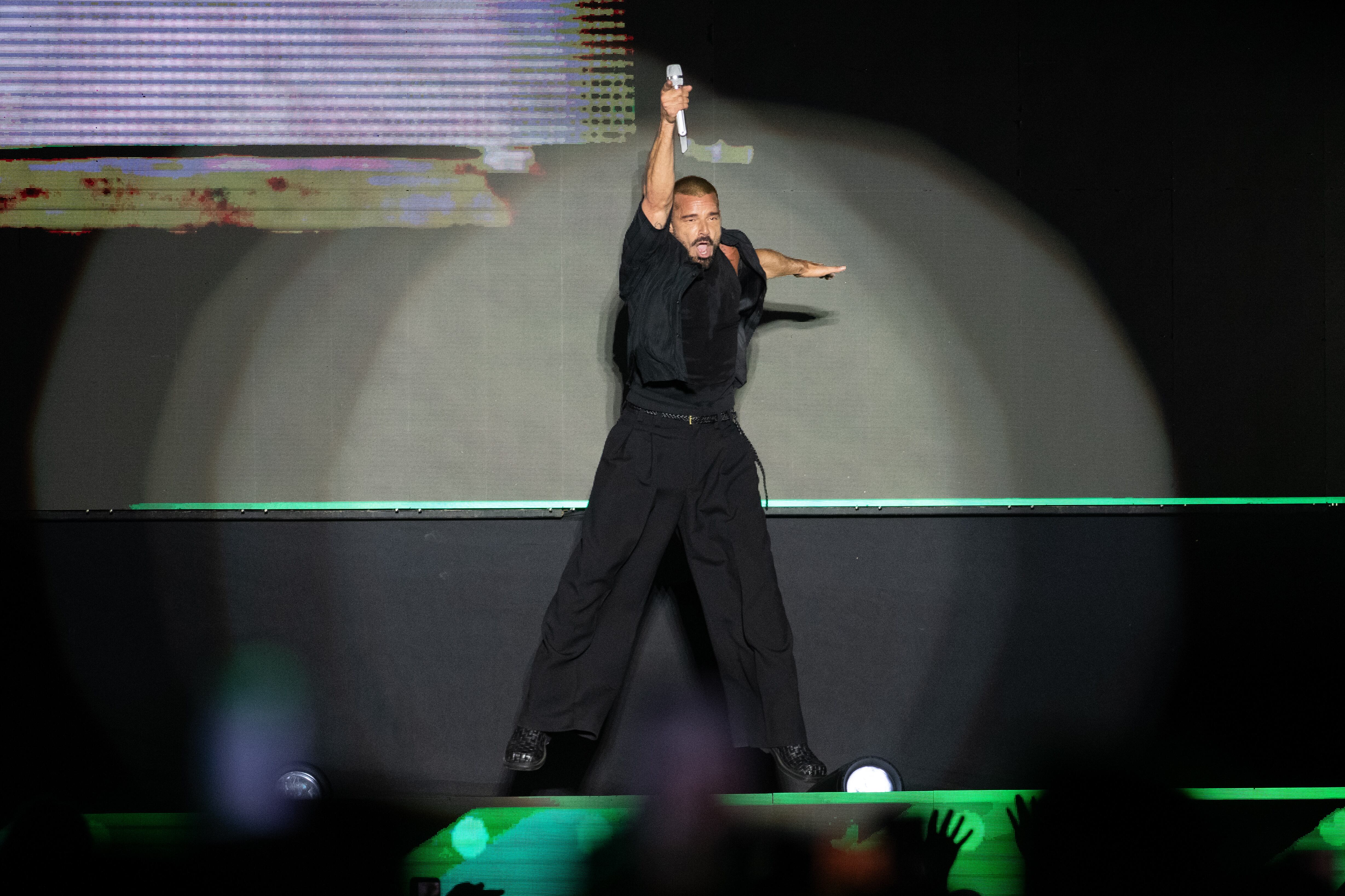 En pleno clímax, el intérprete combina potencia vocal y despliegue físico