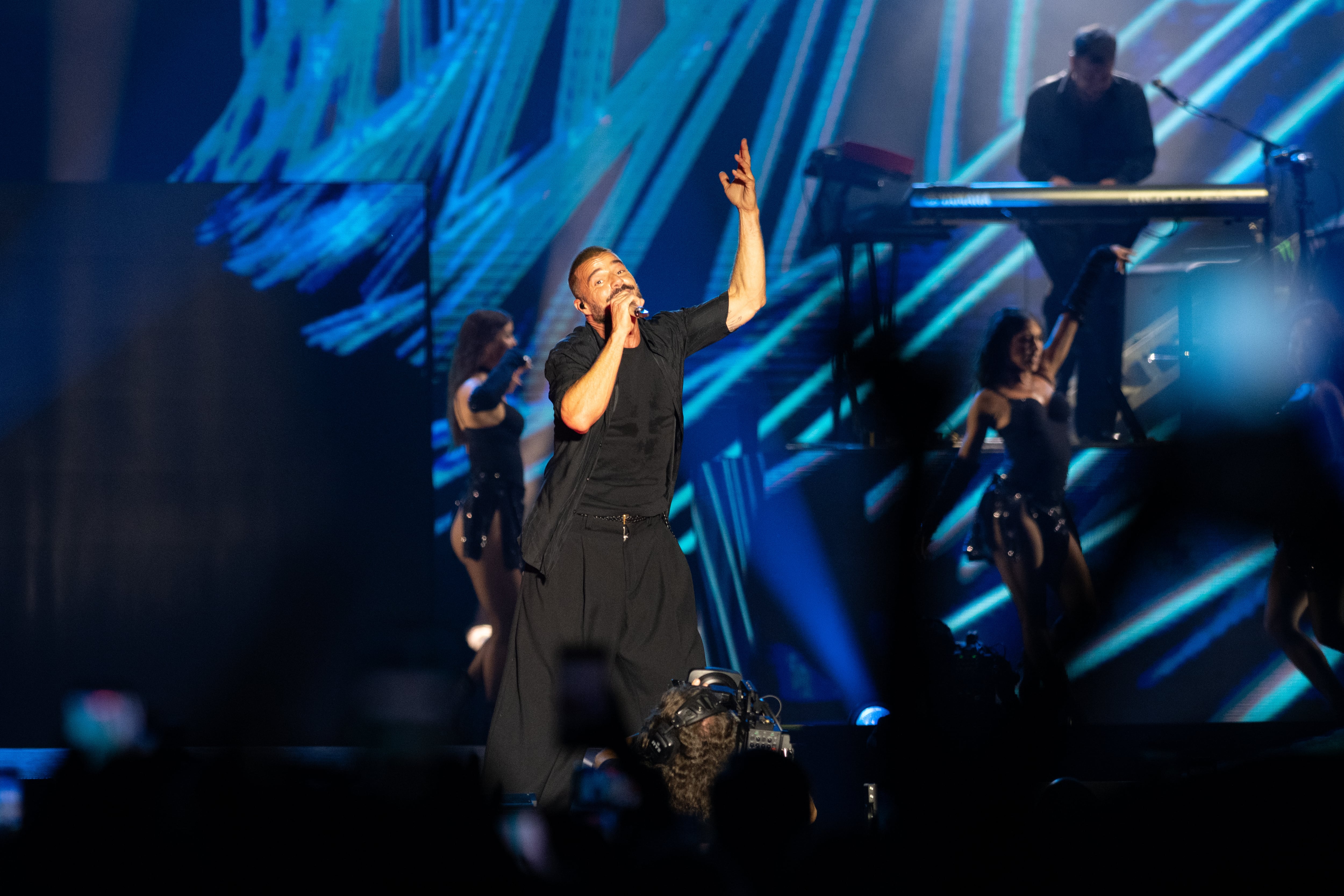 Entre luces azules, Ricky Martin despliega potencia vocal y carisma
