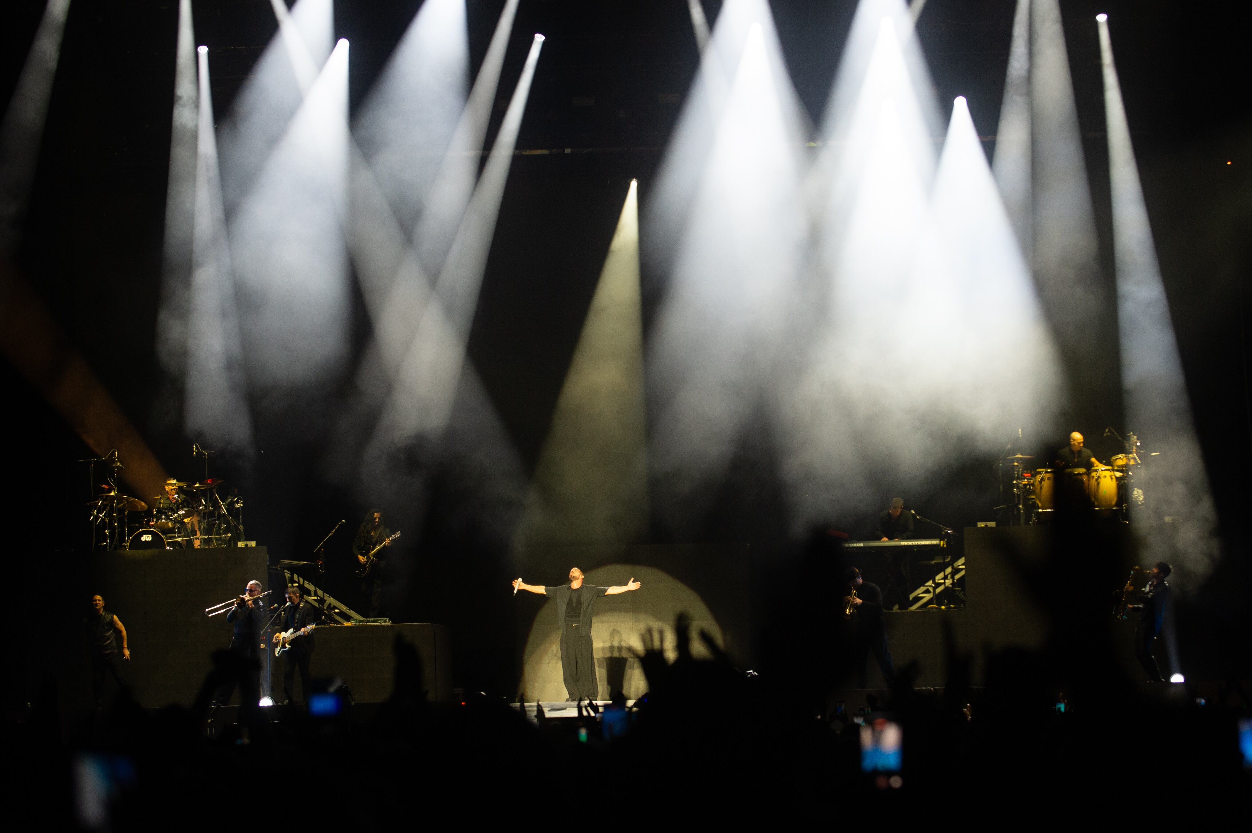 El protagonista de la noche abrió el concierto con un bloque de alto voltaje, dominado por el ritmo, la potencia vocal y la conexión inmediata con el público