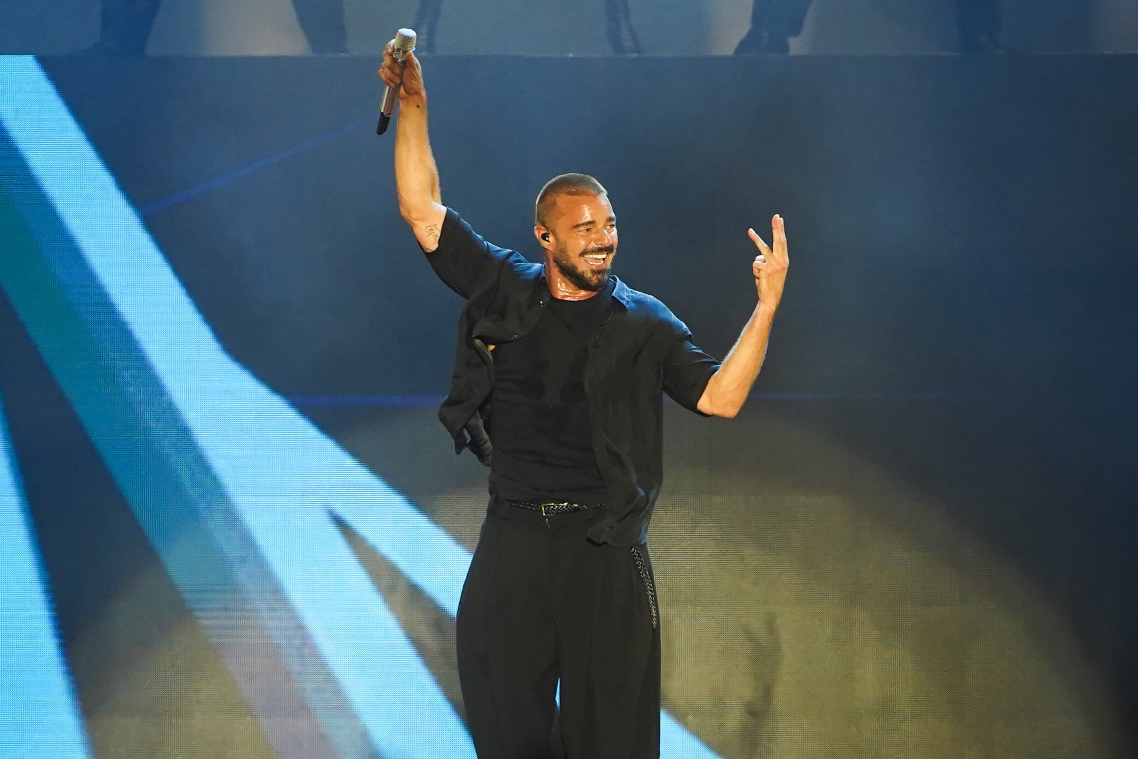 El intérprete festeja con complicidad, levantando la energía de la noche