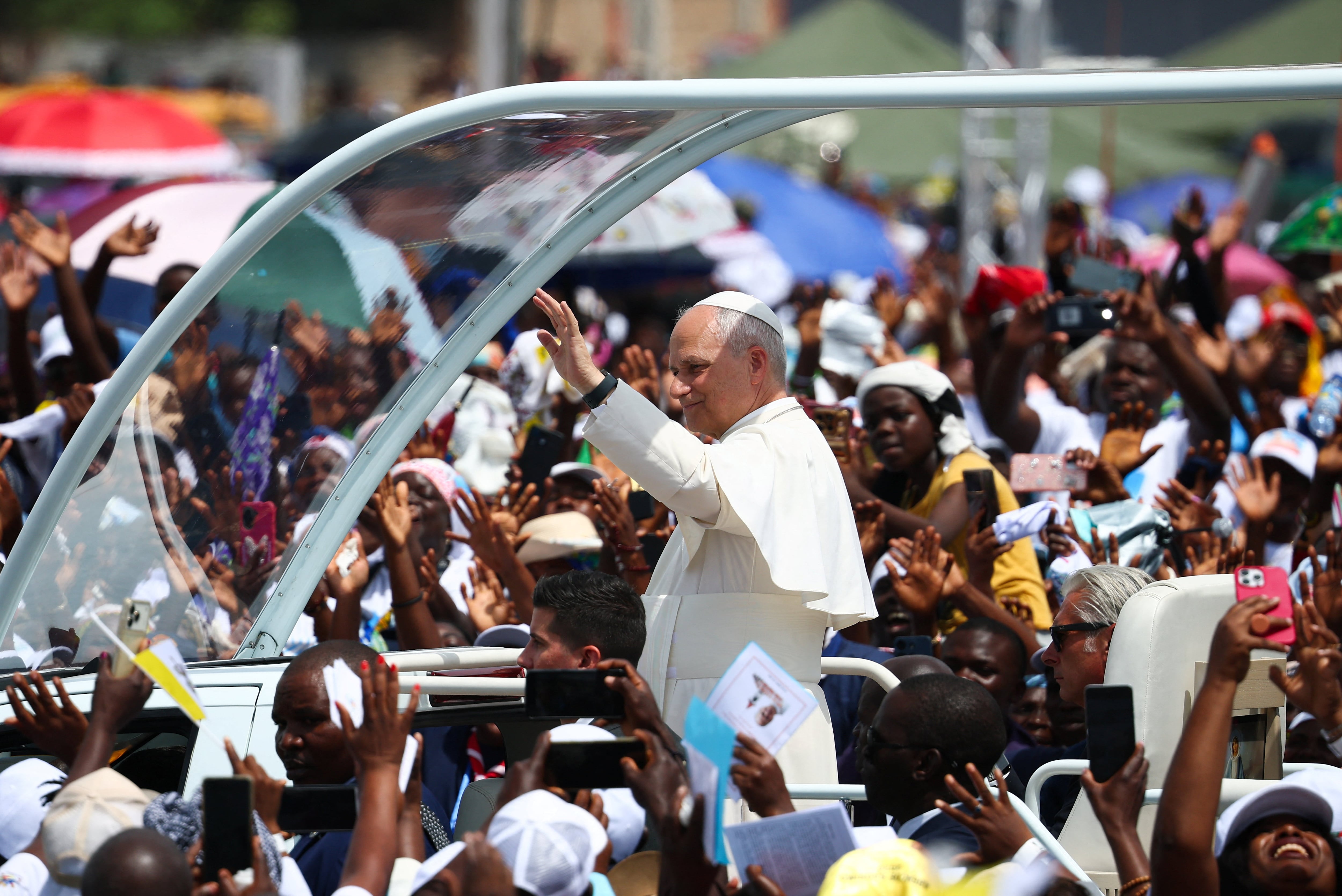 El papa León XIV saluda a los fieles a su llegada para celebrar una misa en Saurimo, Angola, el 20 de abril de 2026 (REUTERS/Guglielmo Mangiapane)