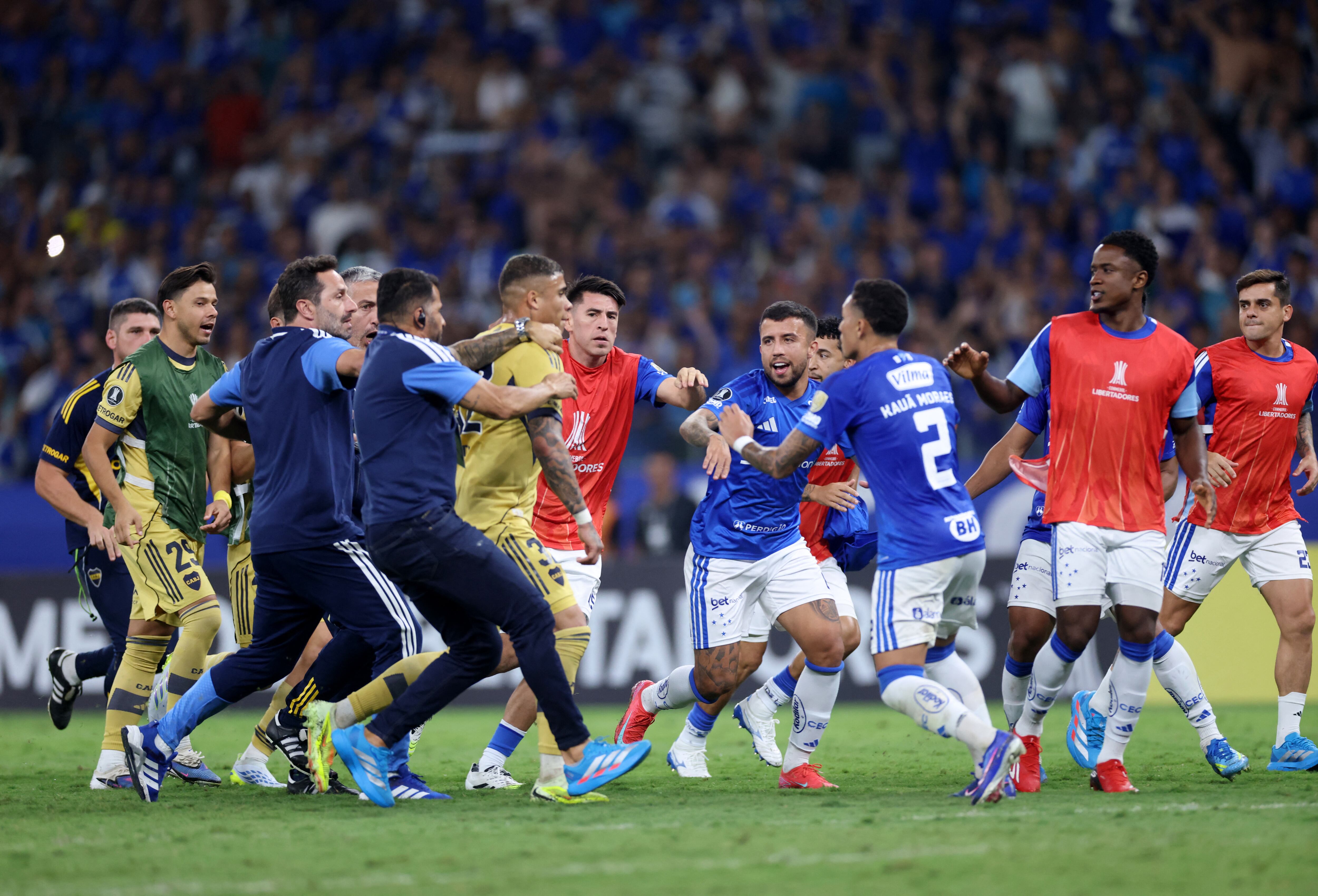La delegación de Boca va a buscar al plantel de Cruzeiro tras el encuentro (REUTERS/Tiago Trindade)