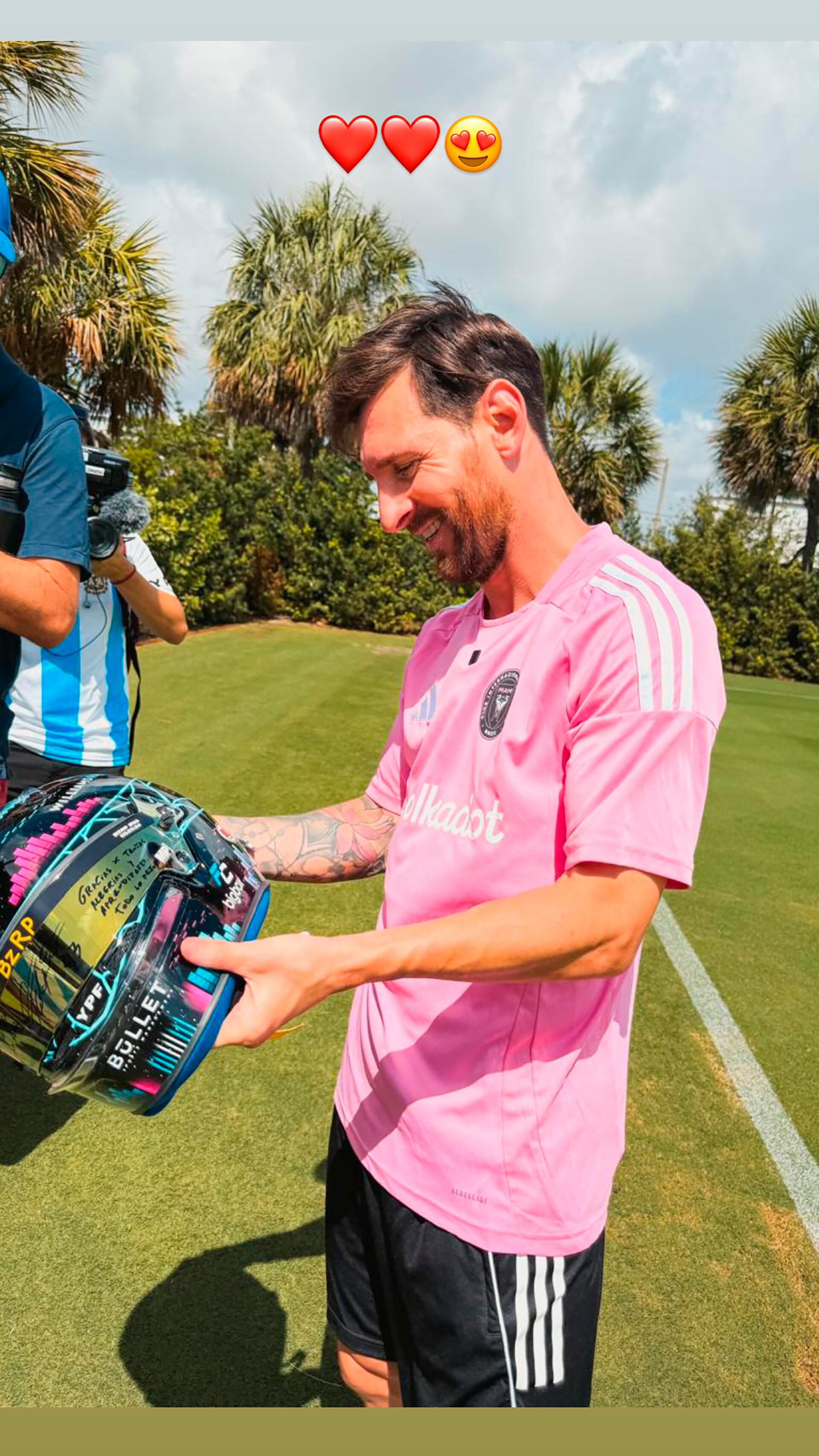 Messi con un casco que le regaló Colapinto