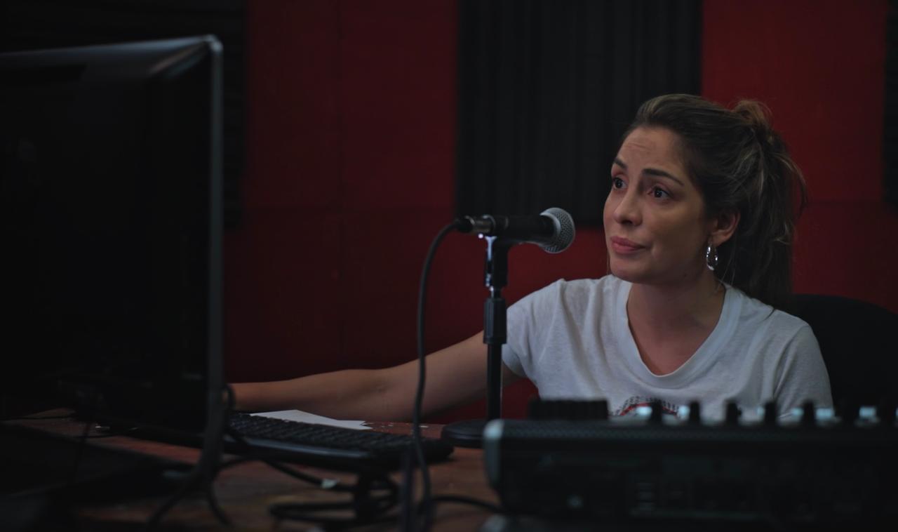 Luly Drozdek en su rol de Maia, en una radio