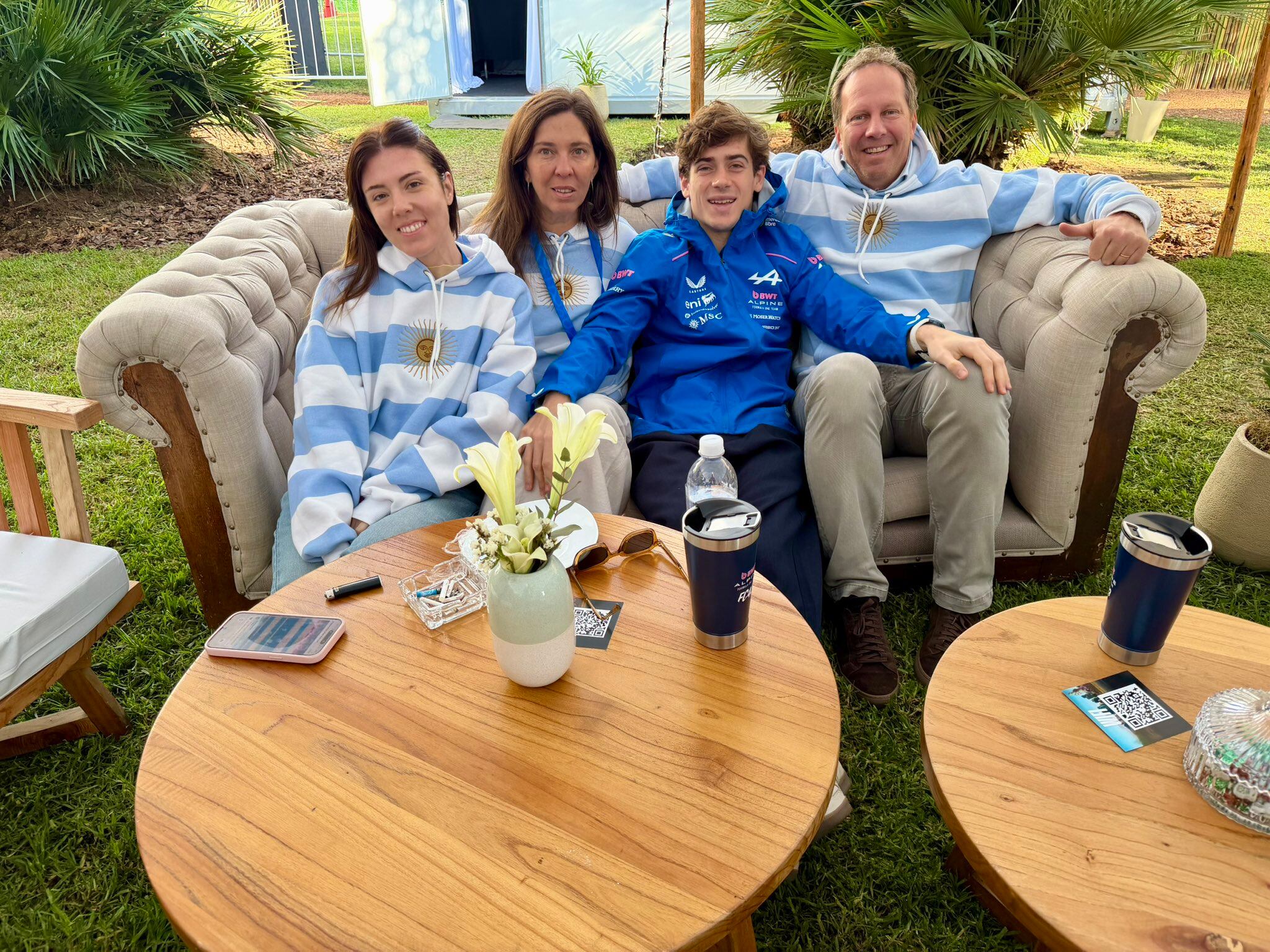 Colapinto, entre María Catarineu y Jamie Campbell-Walter