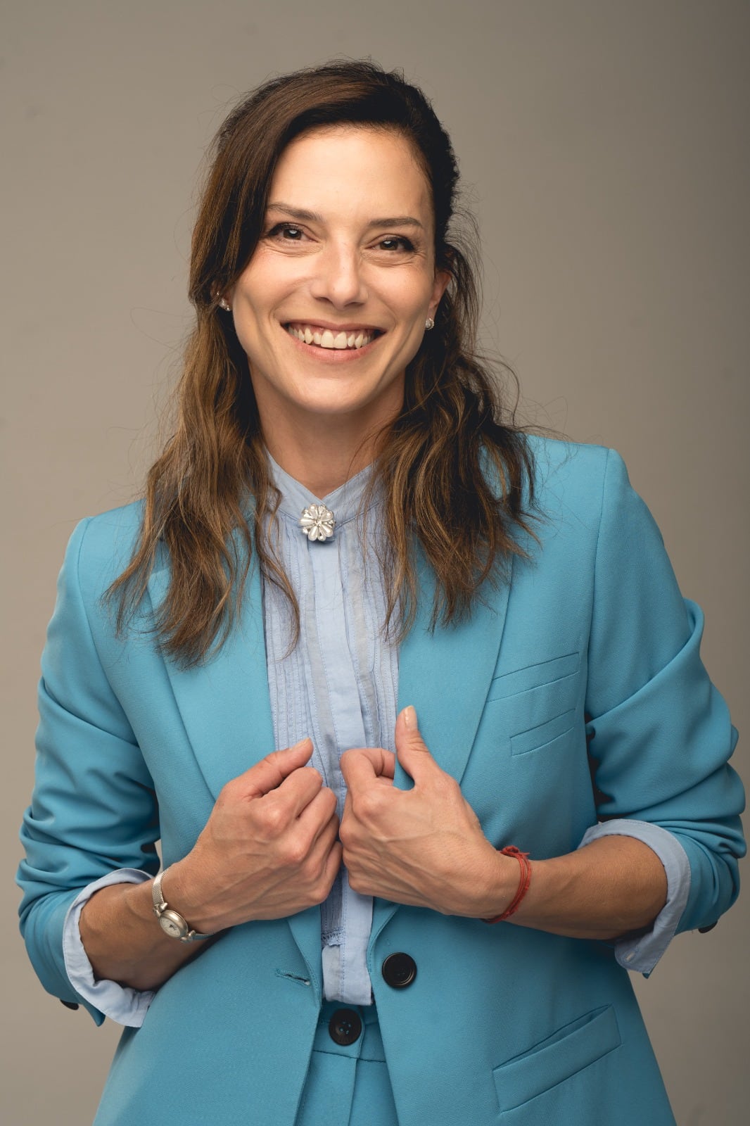Manuela Pal, interpretando a Sonia en la obra teatral 'El chat de mamis', posa sonriente y vibrante, mostrando la esencia de su personaje en el escenario.
