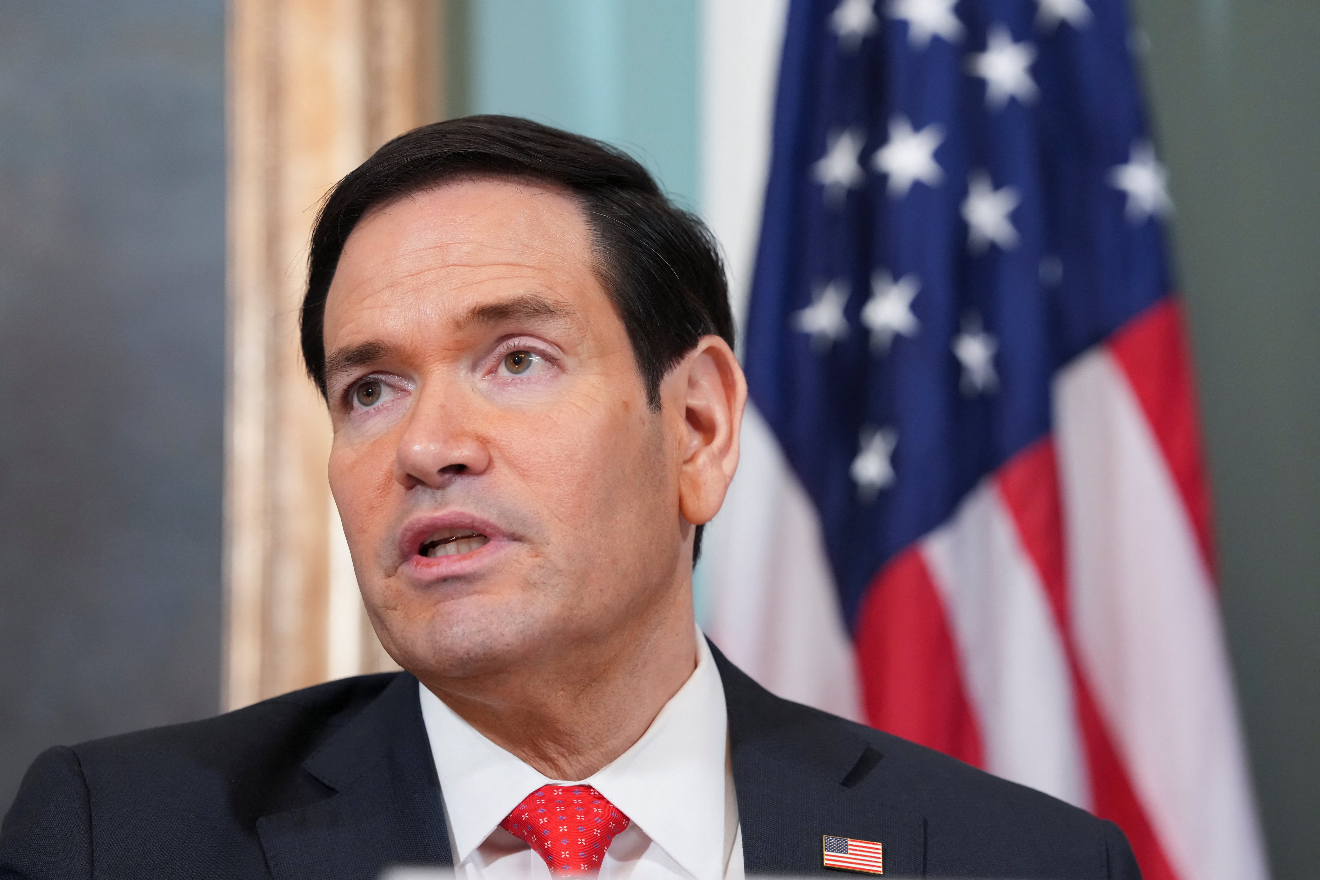 El secretario de Estado de Estados Unidos, Marco Rubio, asiste a la ceremonia de firma de un Memorando de Entendimiento (MOU) con el comisario europeo de Comercio y Seguridad Económica, Maros Sefcovic (no aparece en la imagen), en el Departamento de Estado en Washington, DC, EEUU, el 24 de abril de 2026
REUTERS/Ken Cedeno