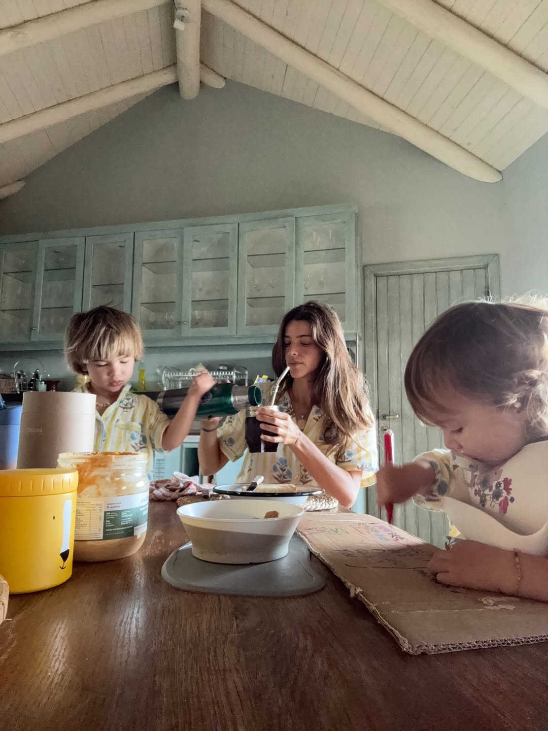 Calu Rivero comparte un íntimo momento familiar con sus hijos Tao y Bee, disfrutando de un desayuno y un mate 